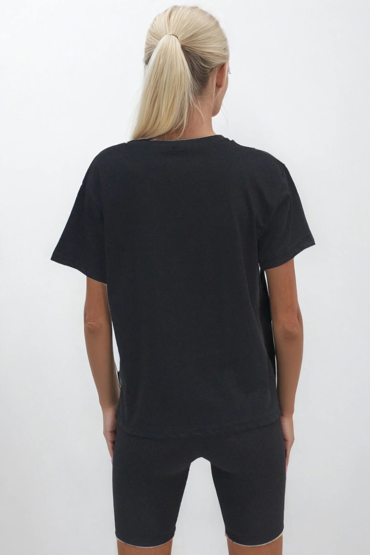 Siyah Bisiklet Yaka Boncuk İşlemeli T-Shirt