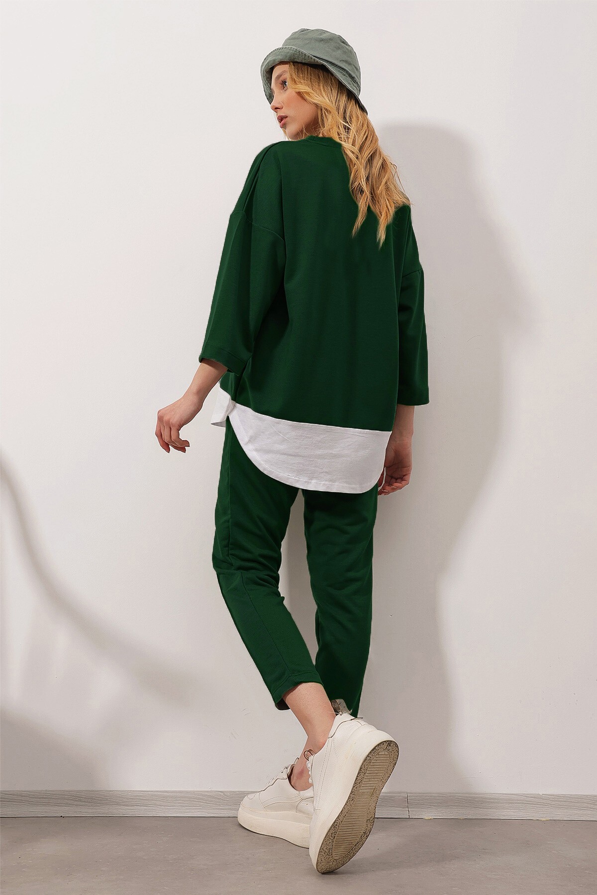 Zümrüt Yeşili Bisiklet Yaka Renk Garnili Bluz Ve Çift Cepli Nervür Dikişli Pantolon İkili Takım