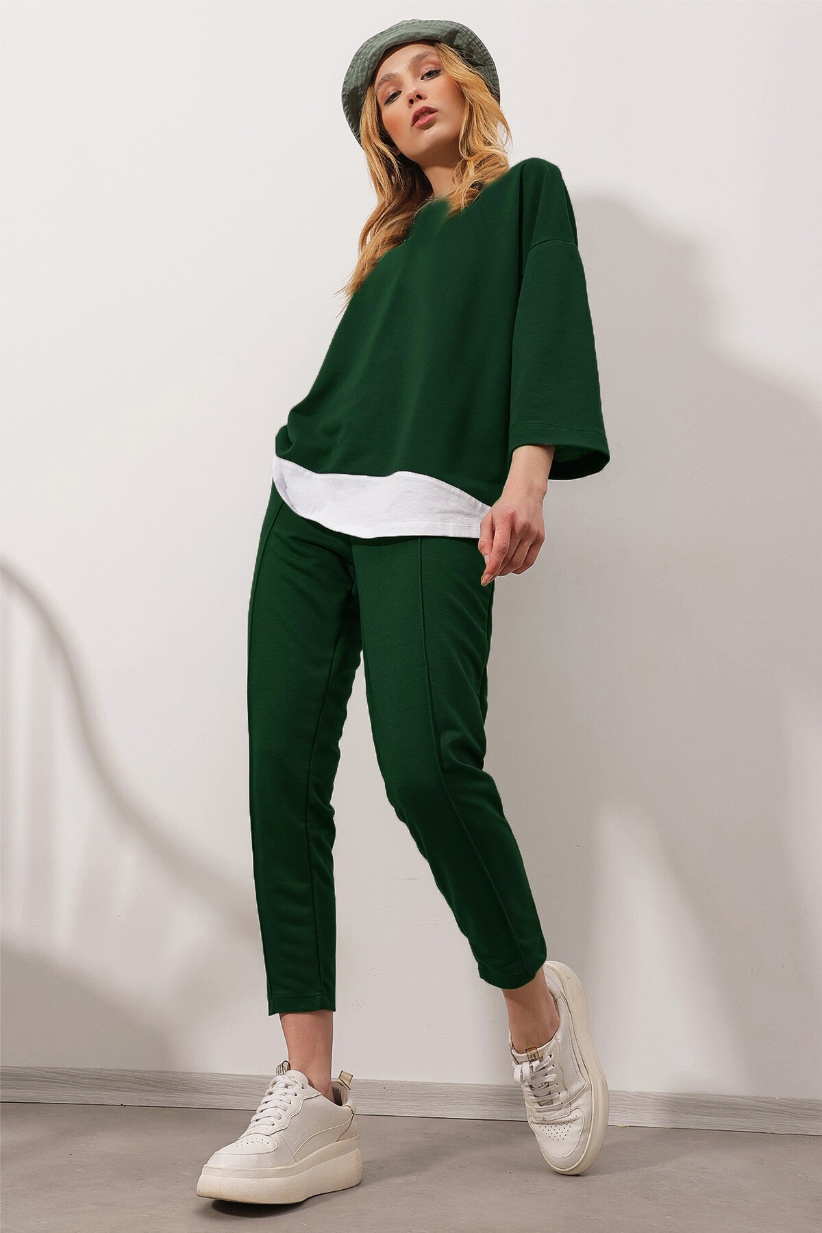 Zümrüt Yeşili Bisiklet Yaka Renk Garnili Bluz Ve Çift Cepli Nervür Dikişli Pantolon İkili Takım