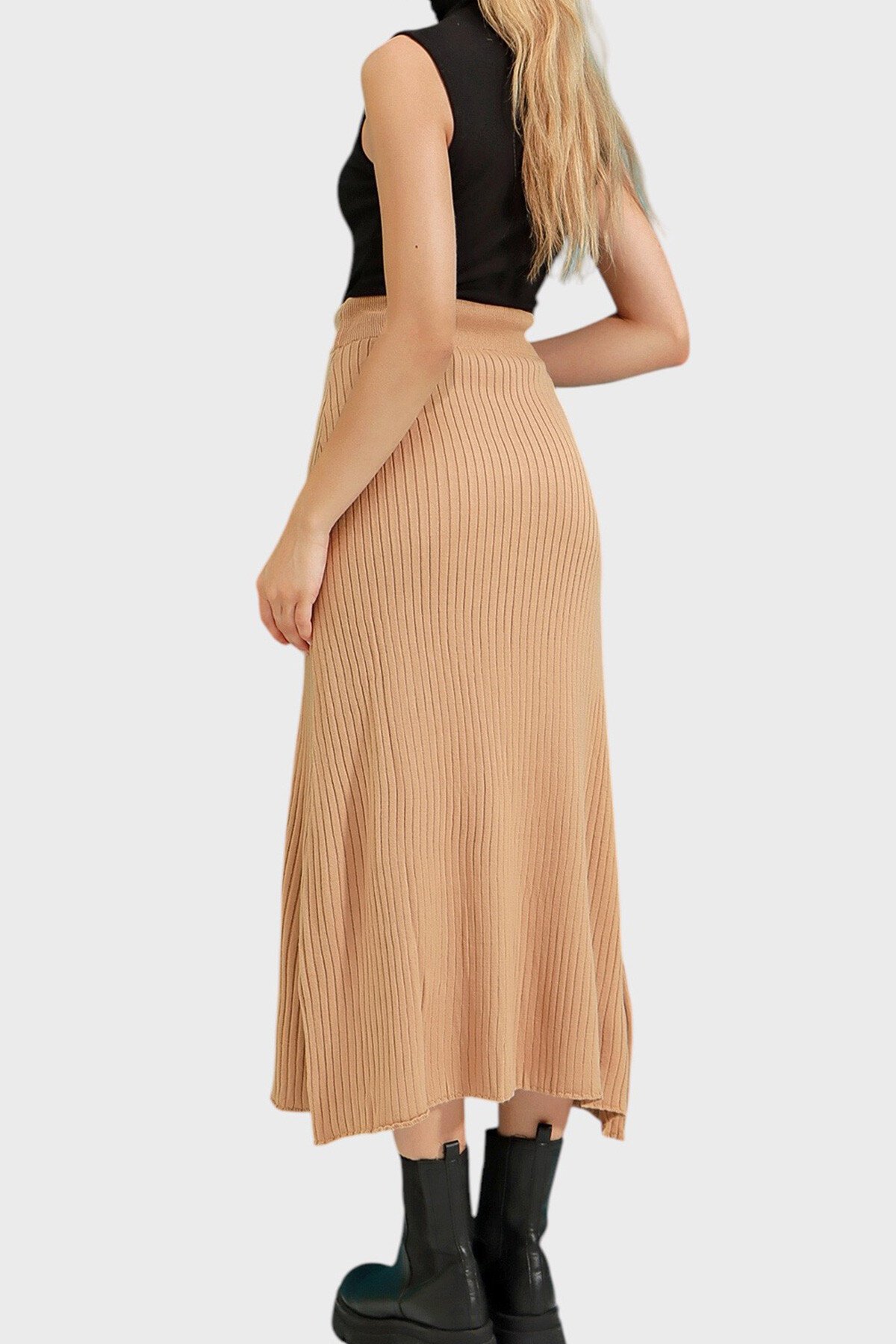 Bisküvi Düğme Detaylı Triko Etek