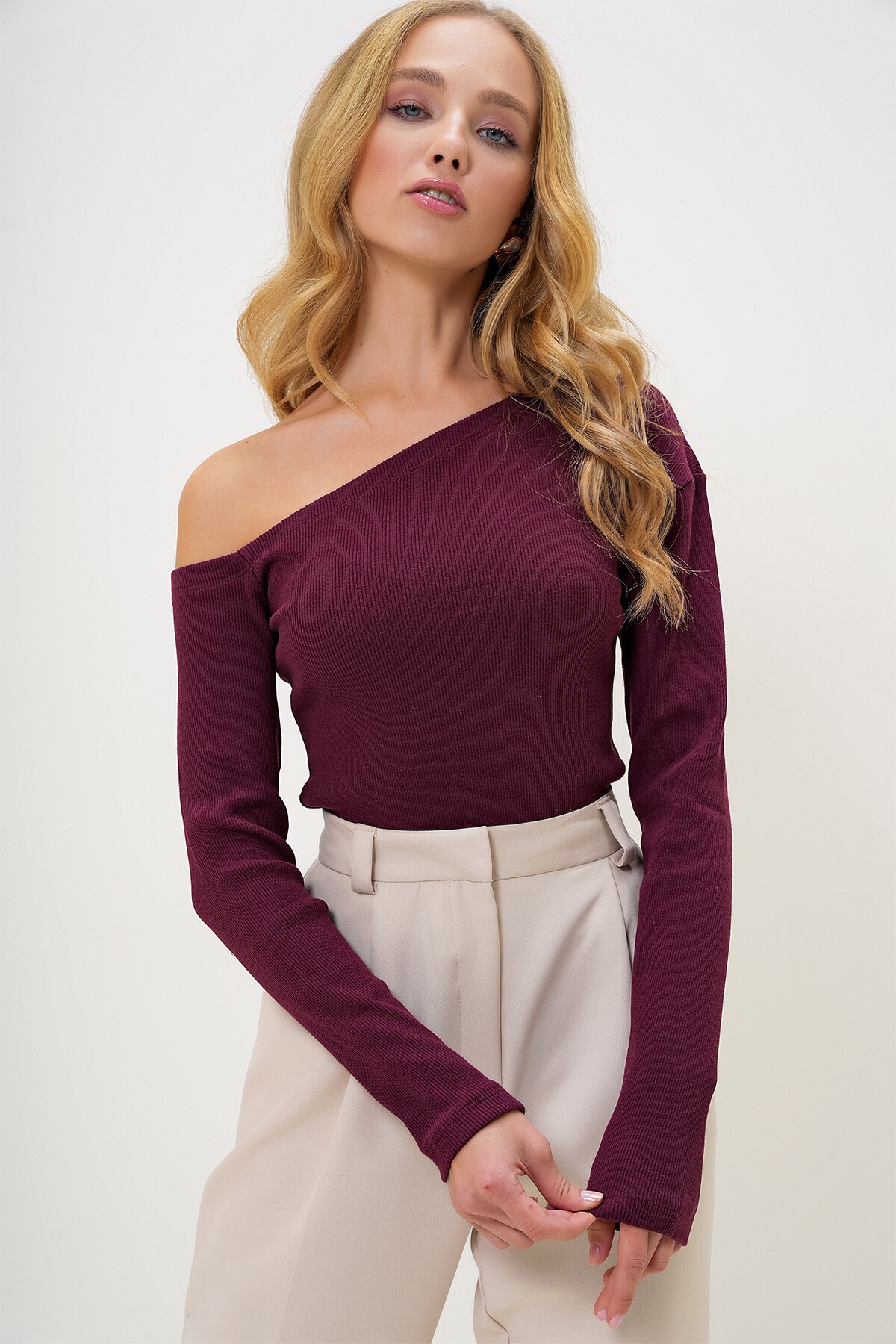 Bordo Kayık Yaka Tek Omuzu Açık Kaşkorse Bluz