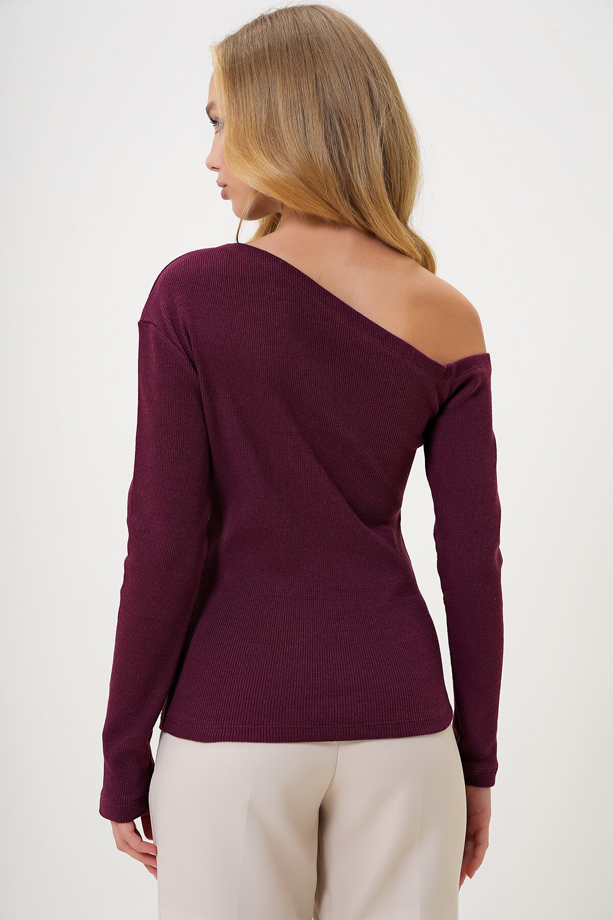 Bordo Kayık Yaka Tek Omuzu Açık Kaşkorse Bluz