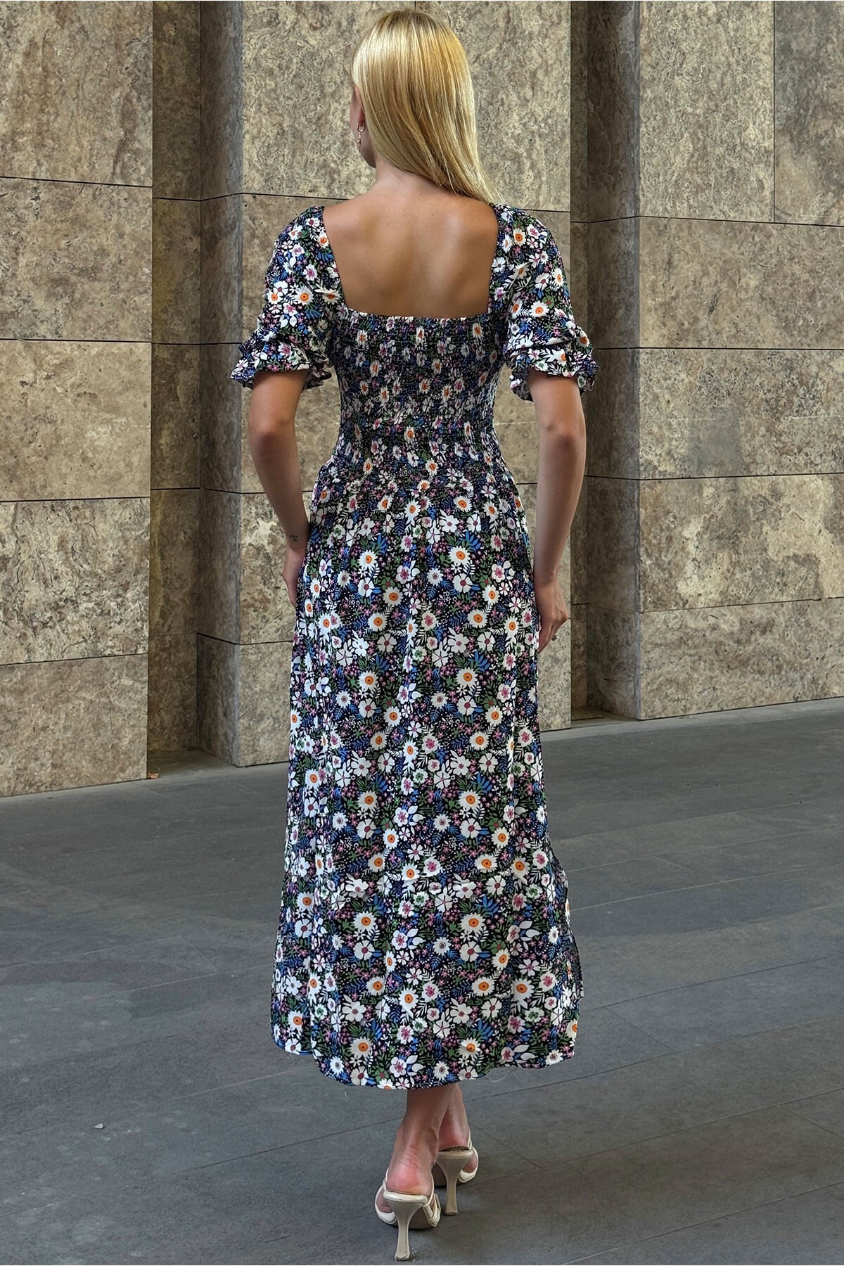 Ekru Çiçek Desenli Madonna Yaka Smok Dikişli Elbise