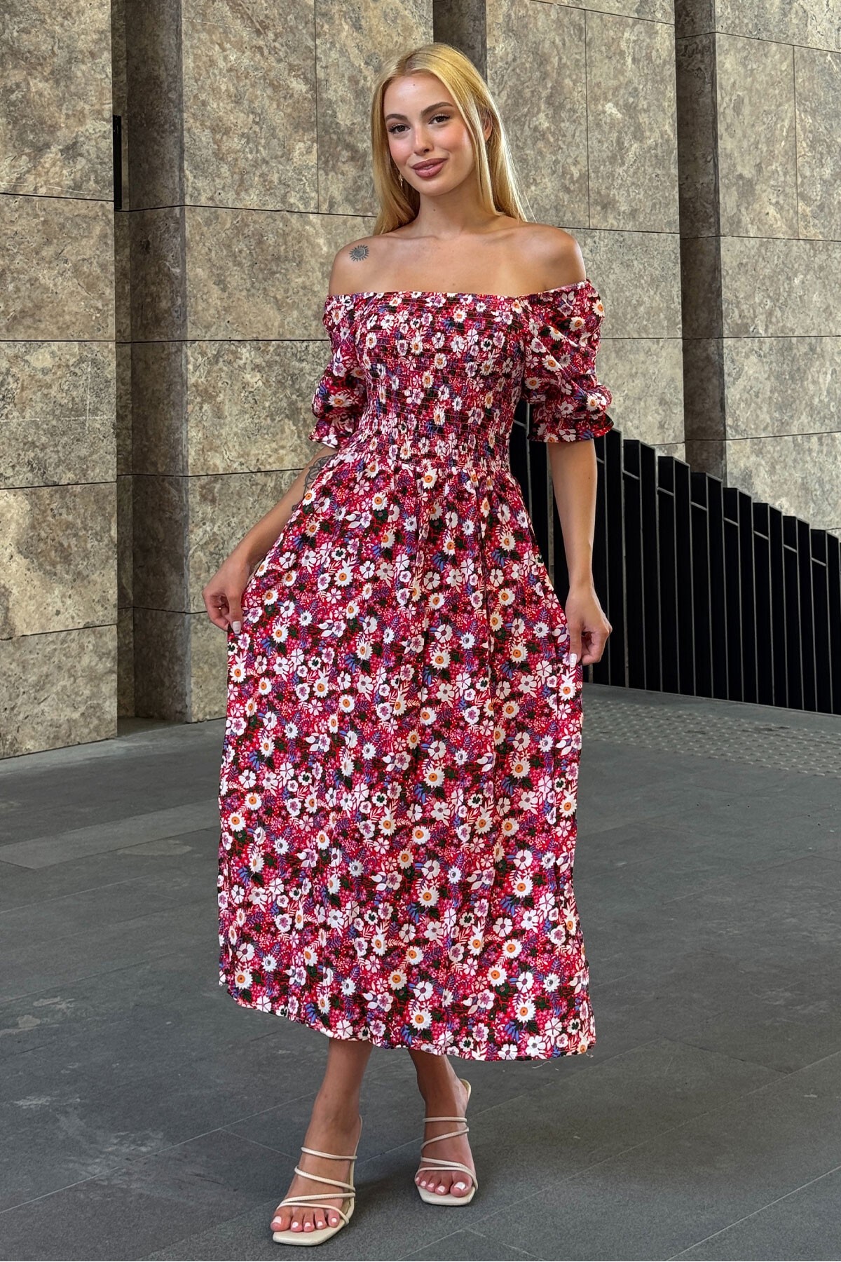 Kırmızı Çiçek Desenli Madonna Yaka Smok Dikişli Elbise