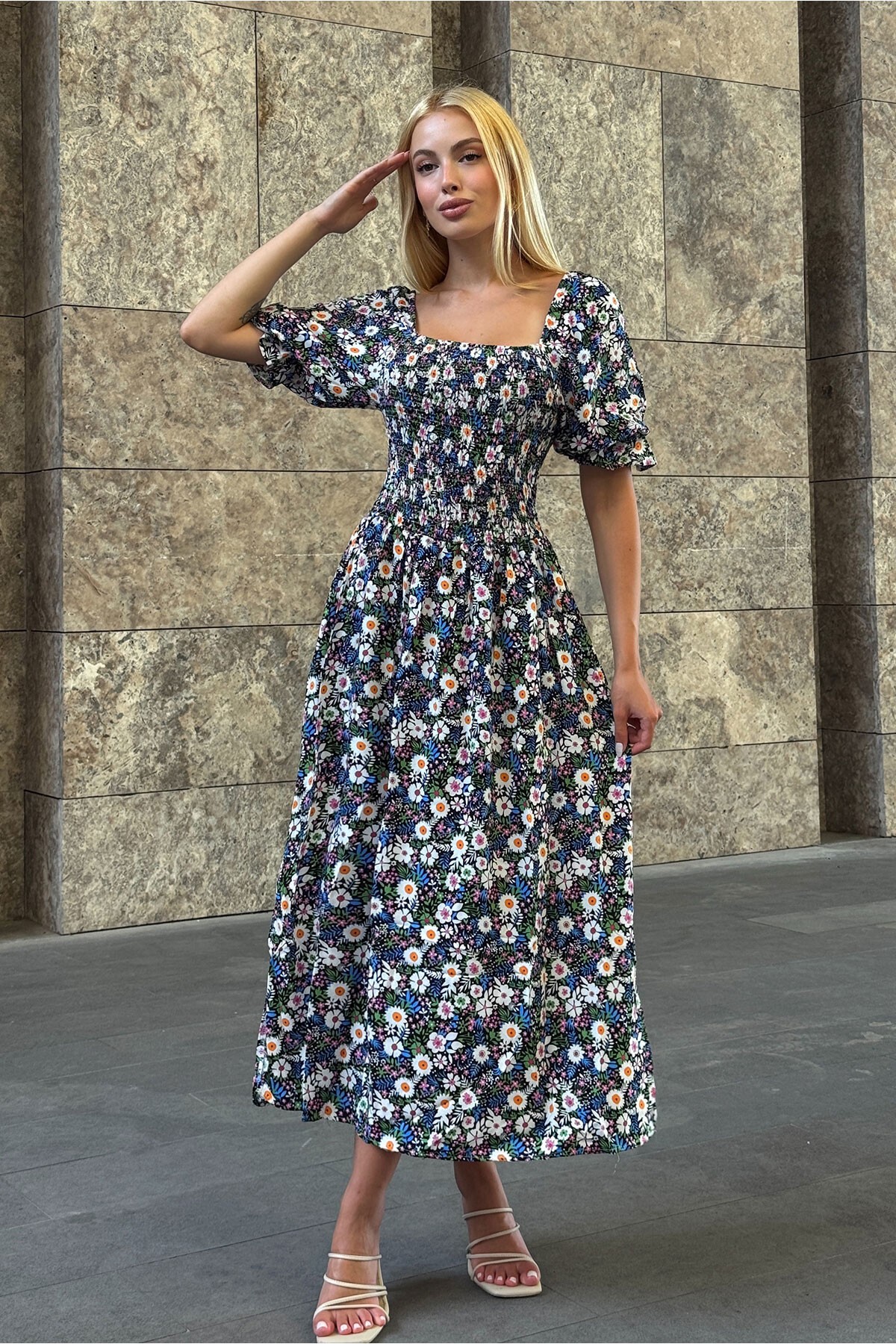 Ekru Çiçek Desenli Madonna Yaka Smok Dikişli Elbise