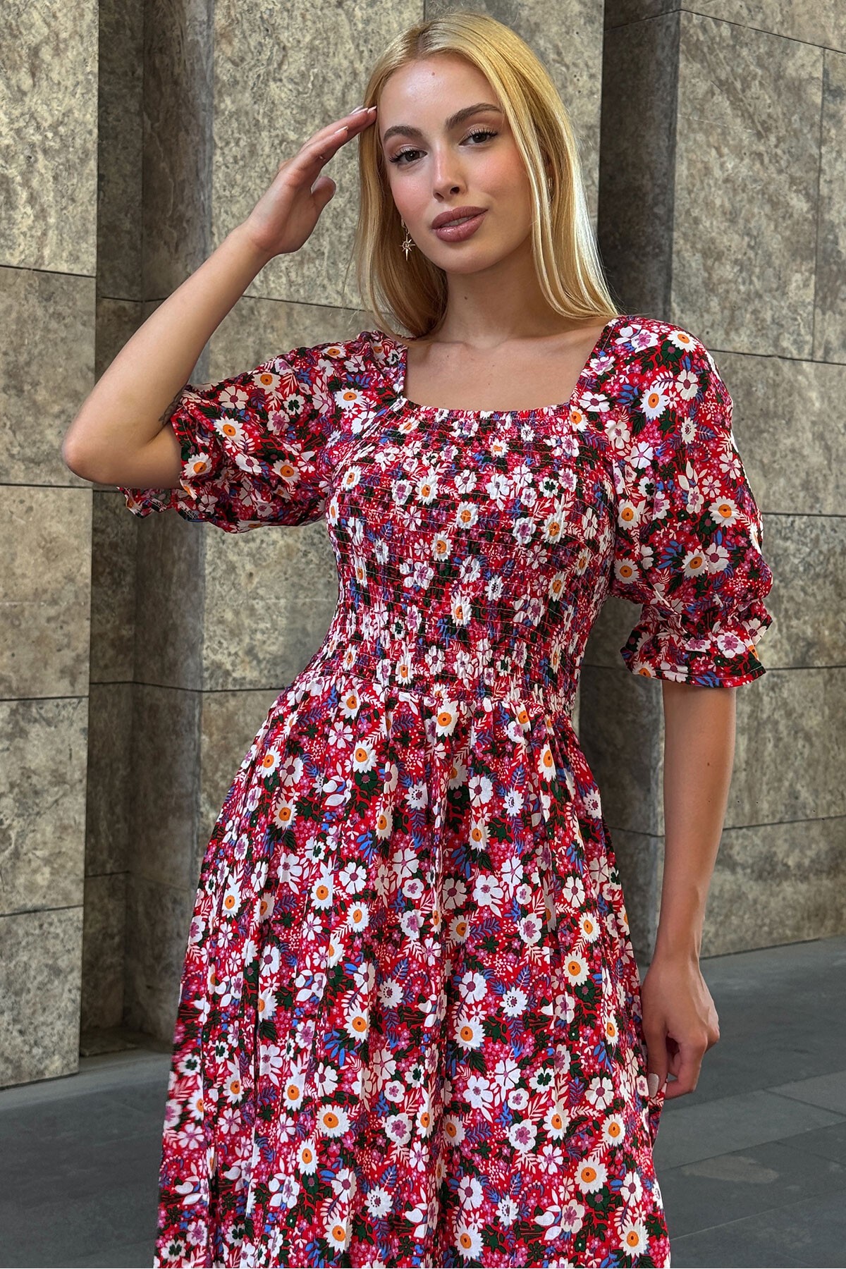 Kırmızı Çiçek Desenli Madonna Yaka Smok Dikişli Elbise