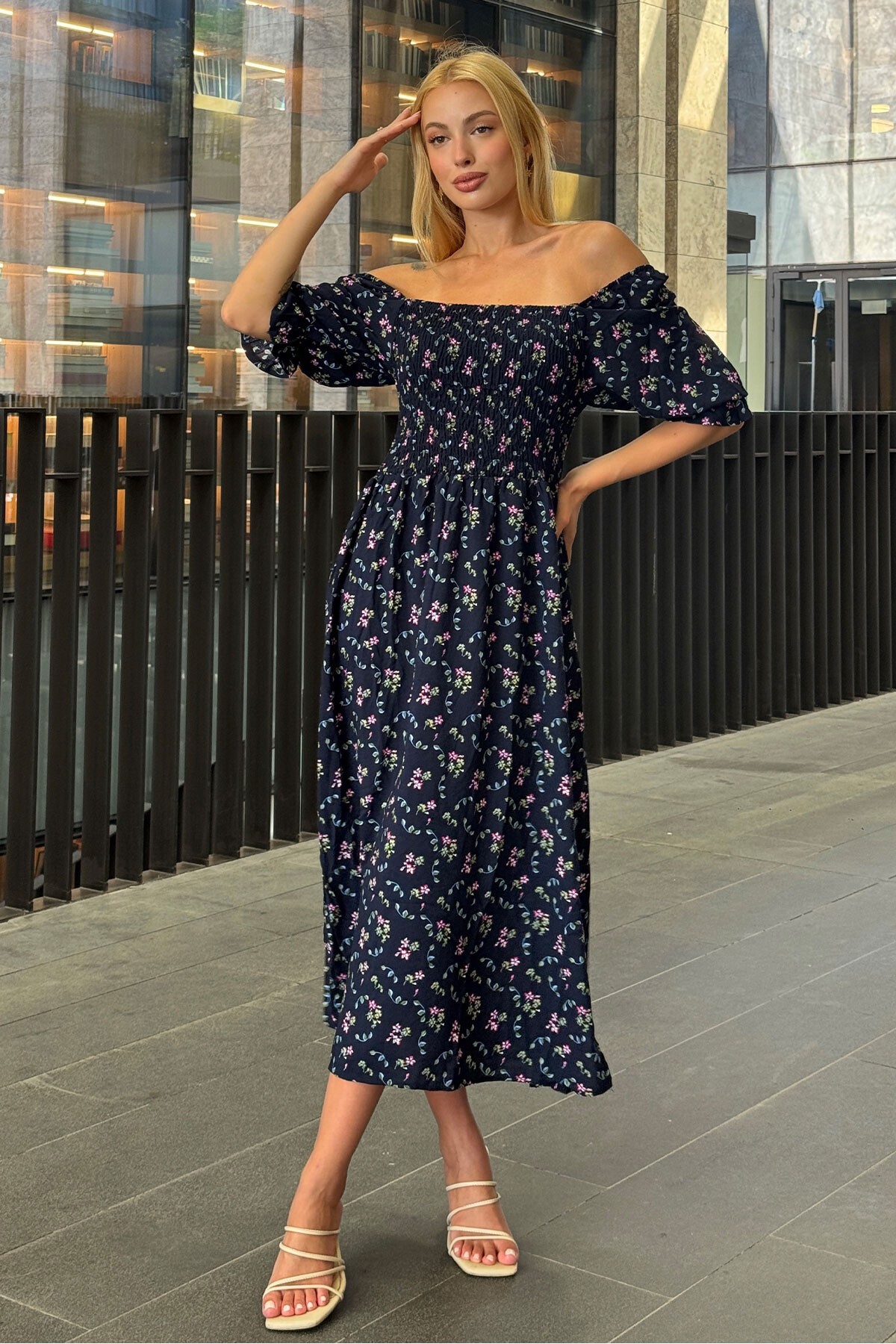 Lacivert Çiçek Desenli Madonna Yaka Smok Dikişli Elbise