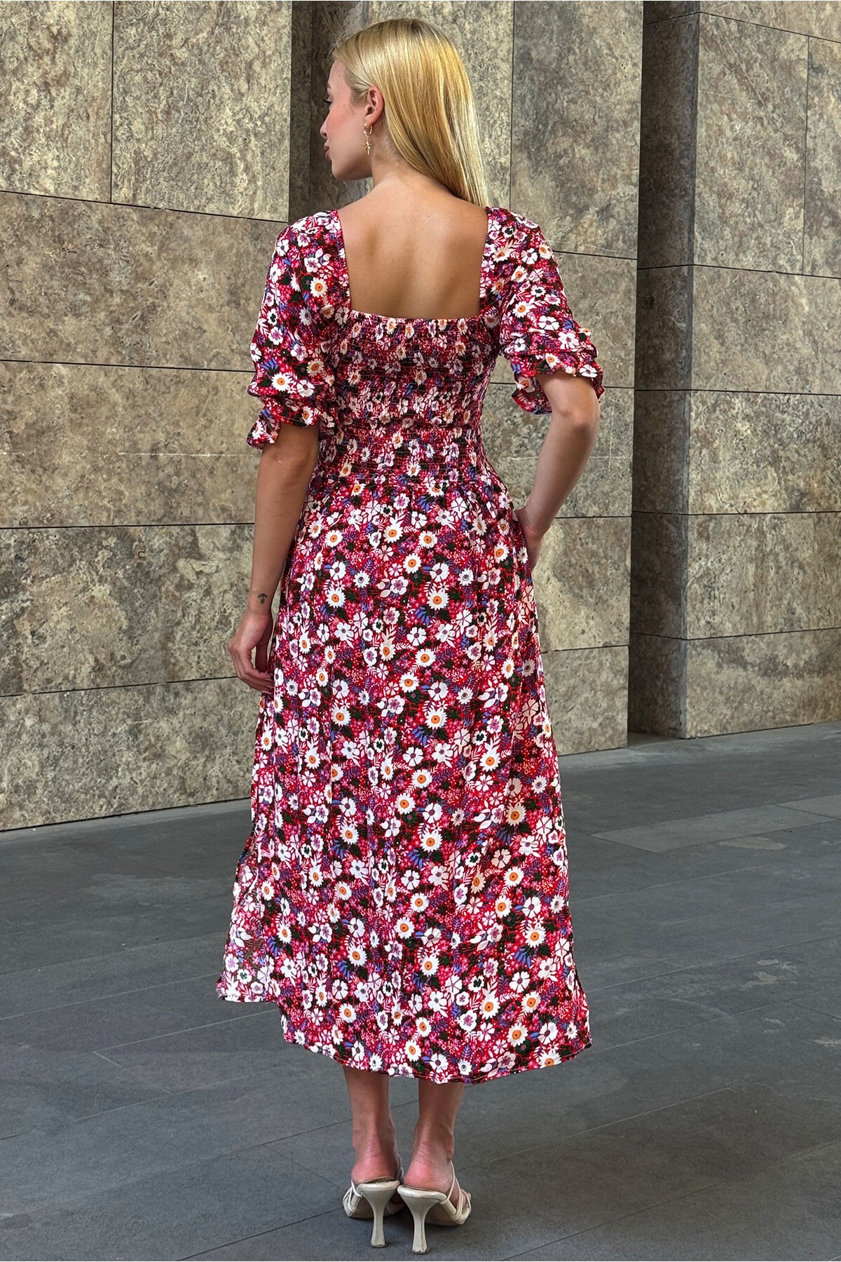 Kırmızı Çiçek Desenli Madonna Yaka Smok Dikişli Elbise