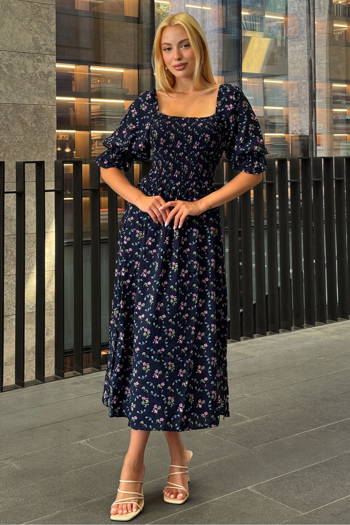 Lacivert Çiçek Desenli Madonna Yaka Smok Dikişli Elbise