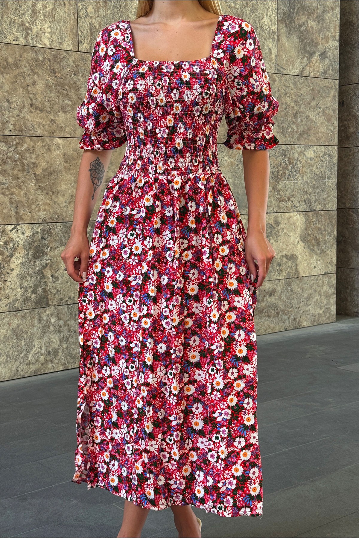 Kırmızı Çiçek Desenli Madonna Yaka Smok Dikişli Elbise