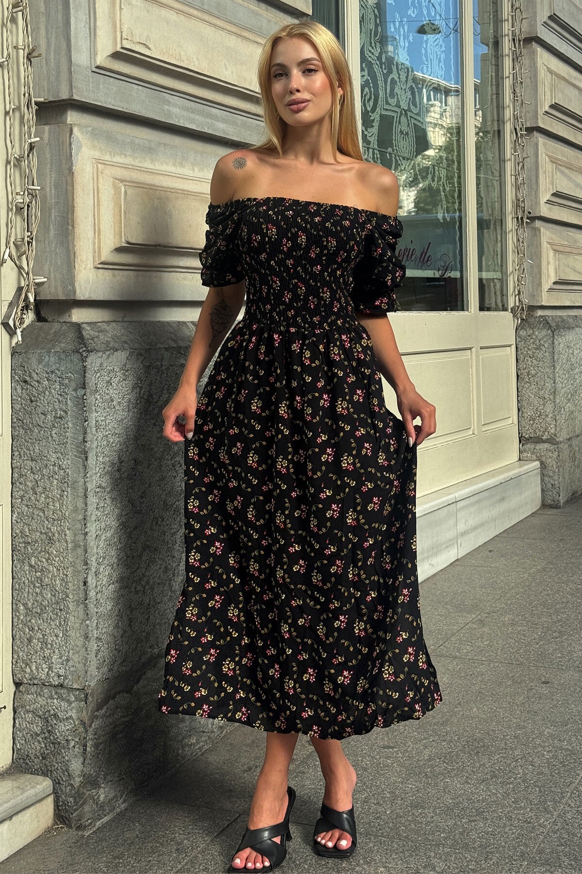 Siyah Çiçek Desenli Madonna Yaka Smok Dikişli Elbise