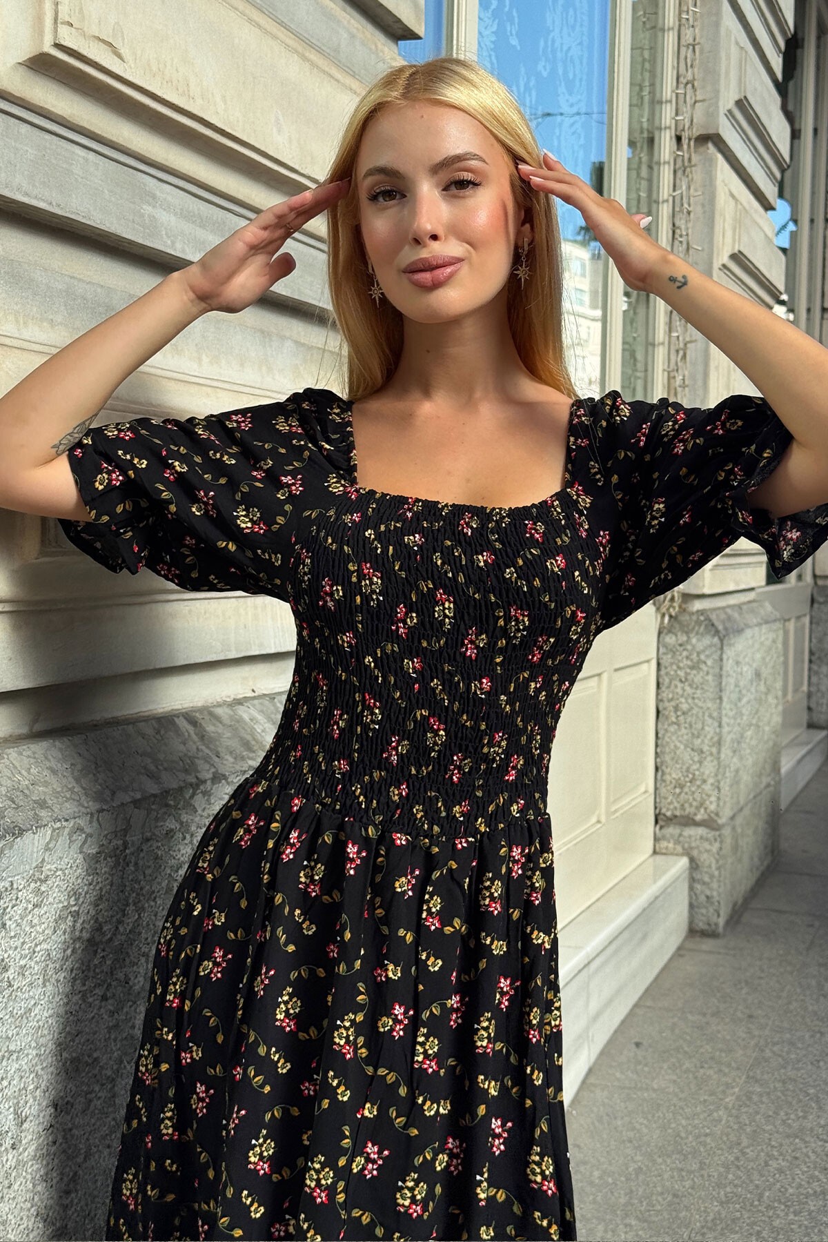 Siyah Çiçek Desenli Madonna Yaka Smok Dikişli Elbise