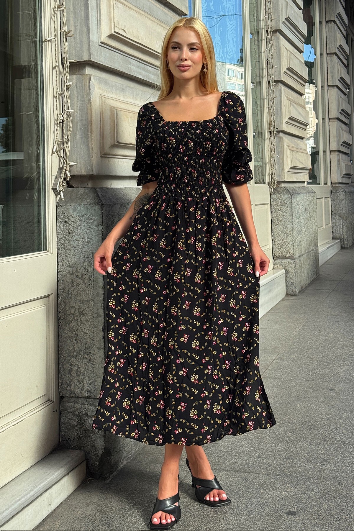 Siyah Çiçek Desenli Madonna Yaka Smok Dikişli Elbise