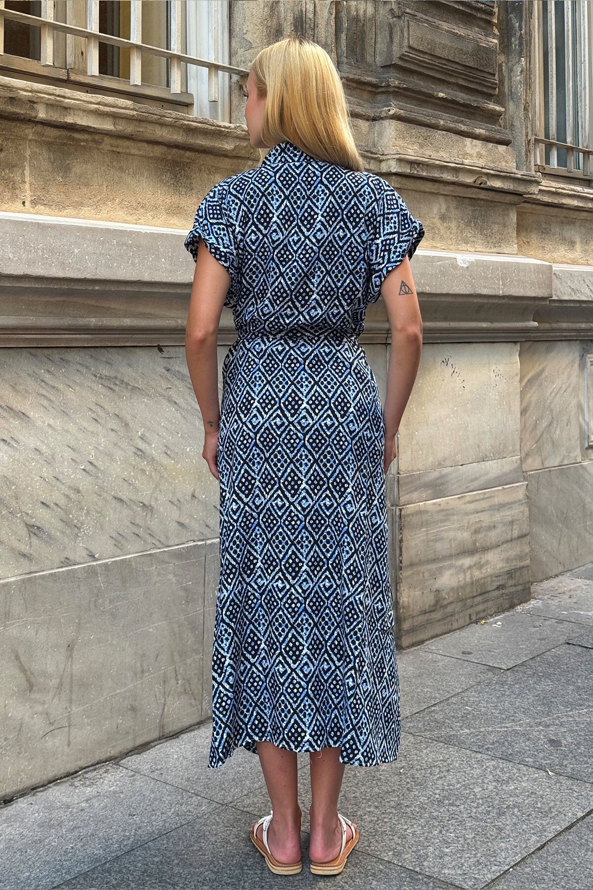 Mavi Desenli Kuşaklı Düğme Kamapalı Gömlek Yaka Midi Elbise