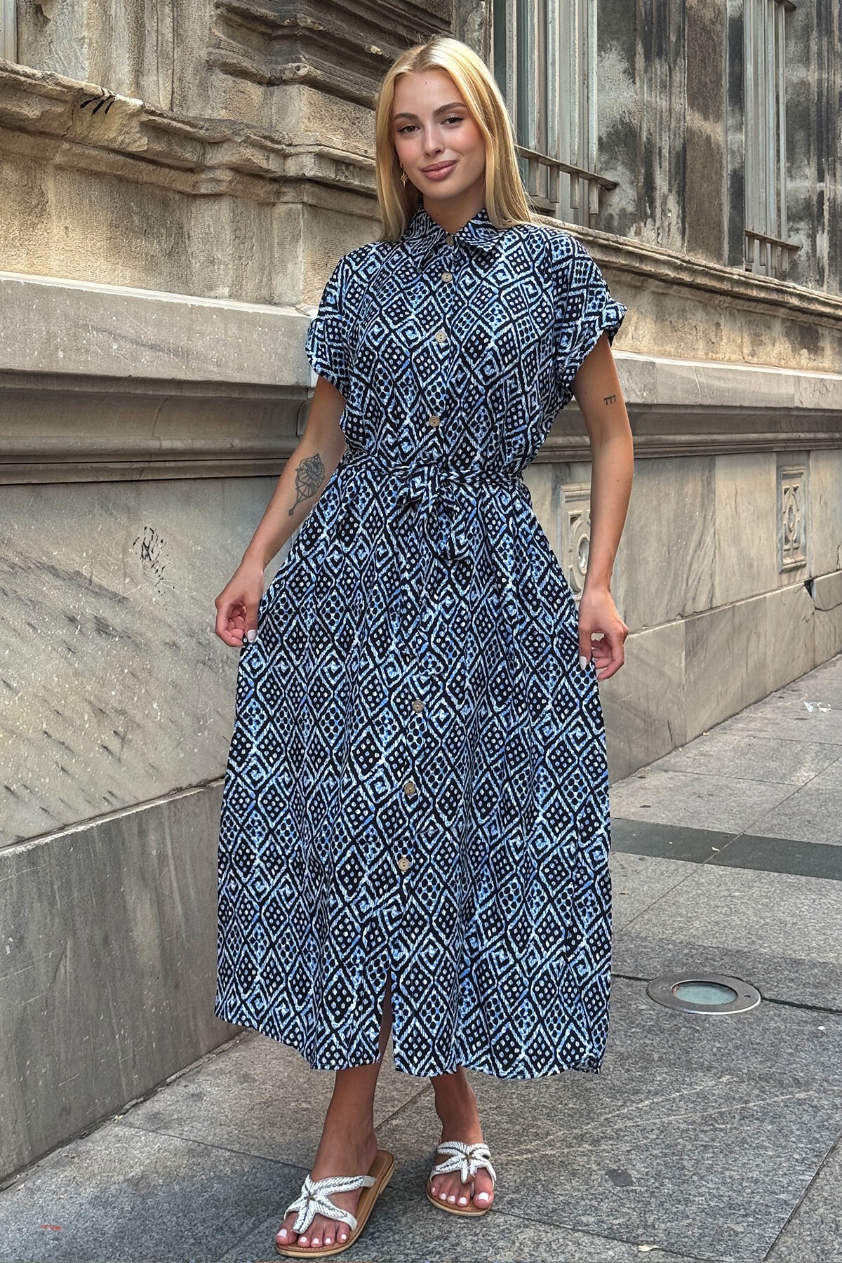 Mavi Desenli Kuşaklı Düğme Kamapalı Gömlek Yaka Midi Elbise