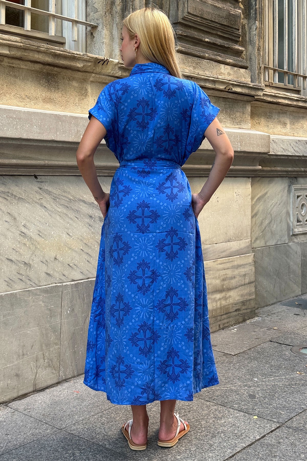 Saks Desenli Kuşaklı Düğme Kamapalı Gömlek Yaka Midi Elbise