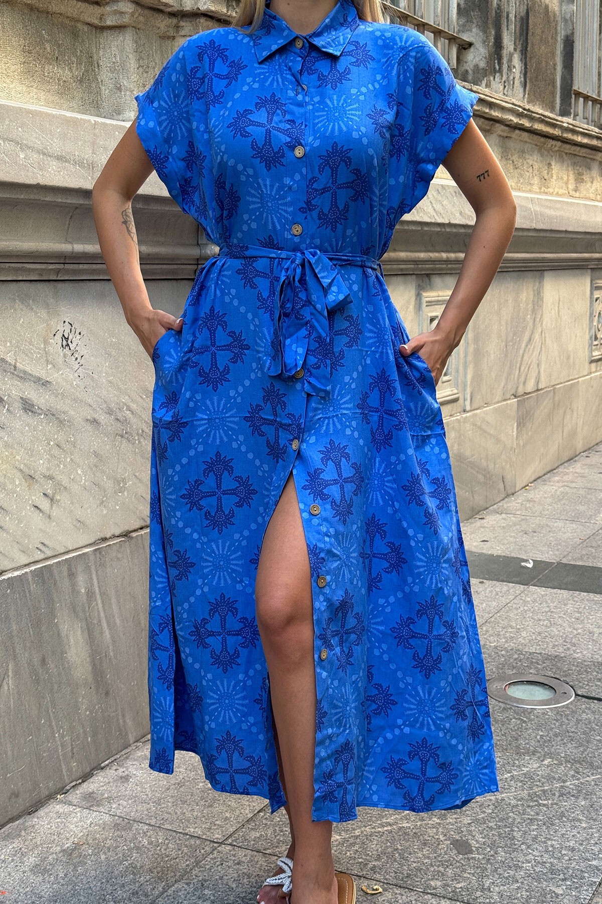 Saks Desenli Kuşaklı Düğme Kamapalı Gömlek Yaka Midi Elbise