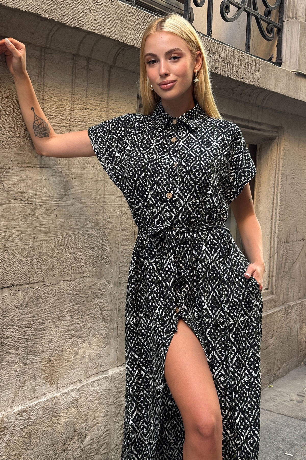 Siyah Desenli Kuşaklı Düğme Kamapalı Gömlek Yaka Midi Elbise