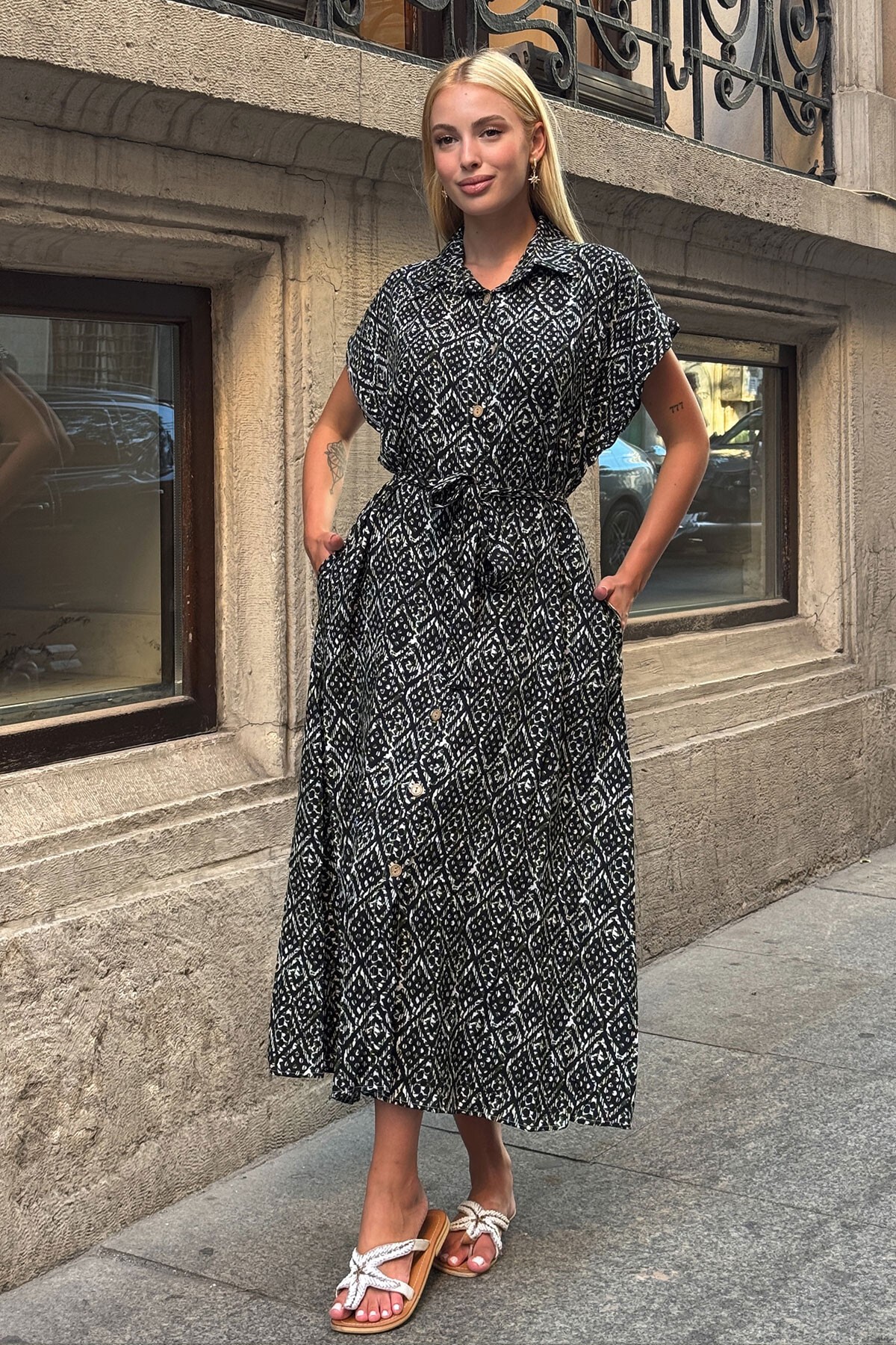 Siyah Desenli Kuşaklı Düğme Kamapalı Gömlek Yaka Midi Elbise