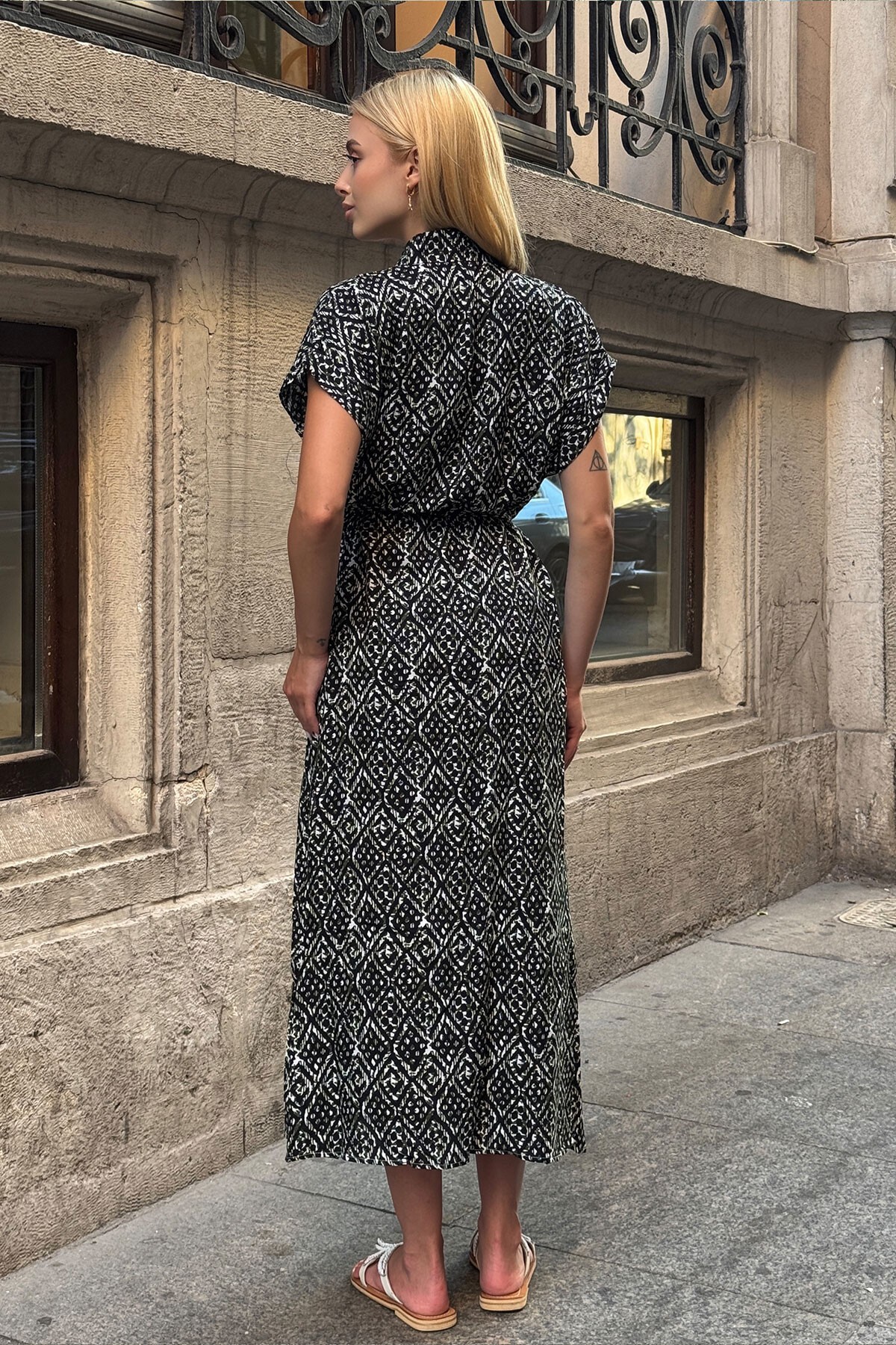 Siyah Desenli Kuşaklı Düğme Kamapalı Gömlek Yaka Midi Elbise