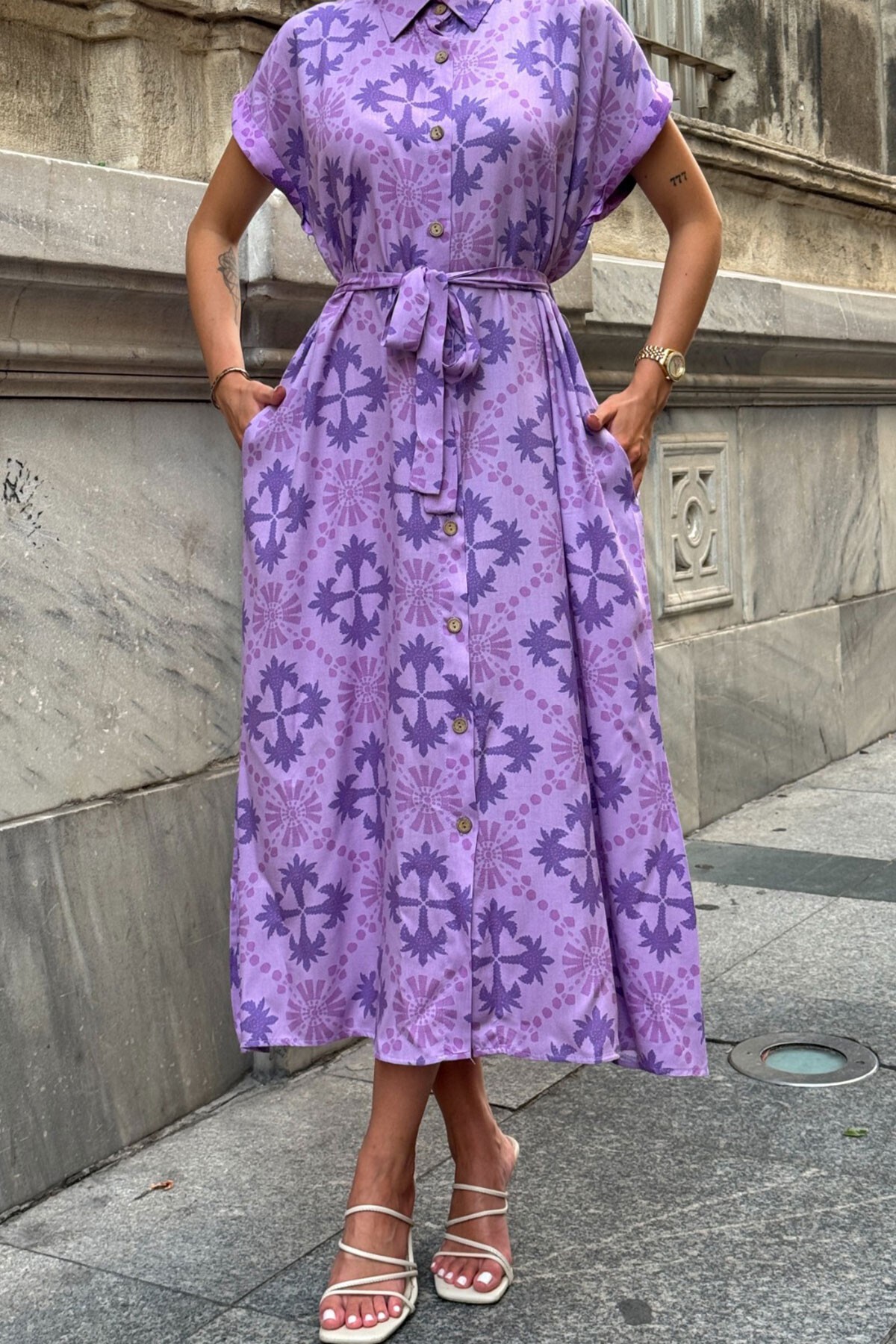 Lila Desenli Kuşaklı Düğme Kamapalı Gömlek Yaka Midi Elbise