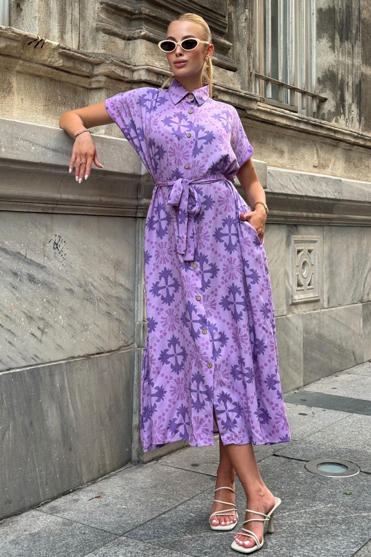 Lila Desenli Kuşaklı Düğme Kamapalı Gömlek Yaka Midi Elbise