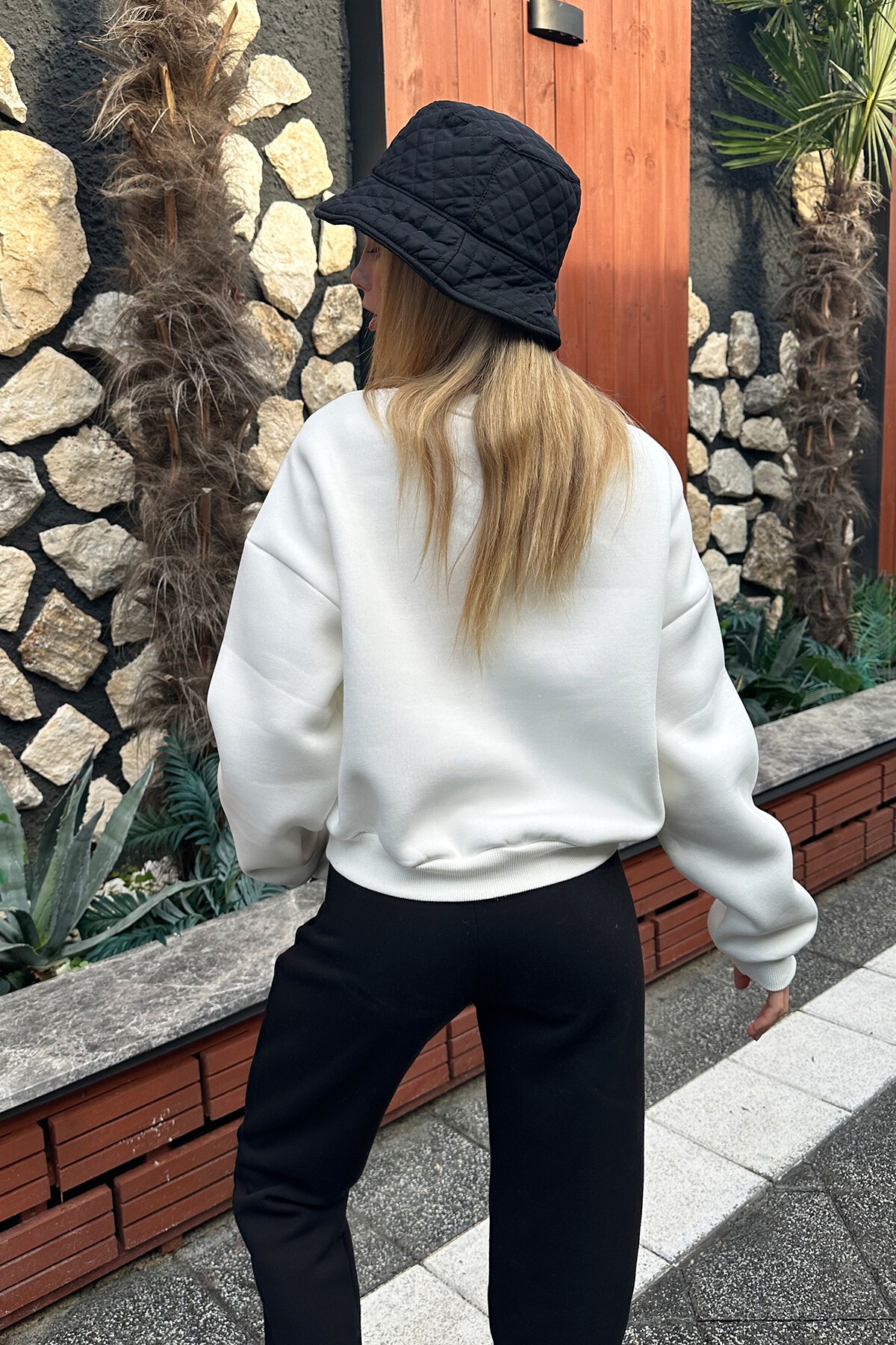 Ekru Bisiklet Yaka Önü Baskılı 3 İplik Şardonlu Crop Sweatshirt