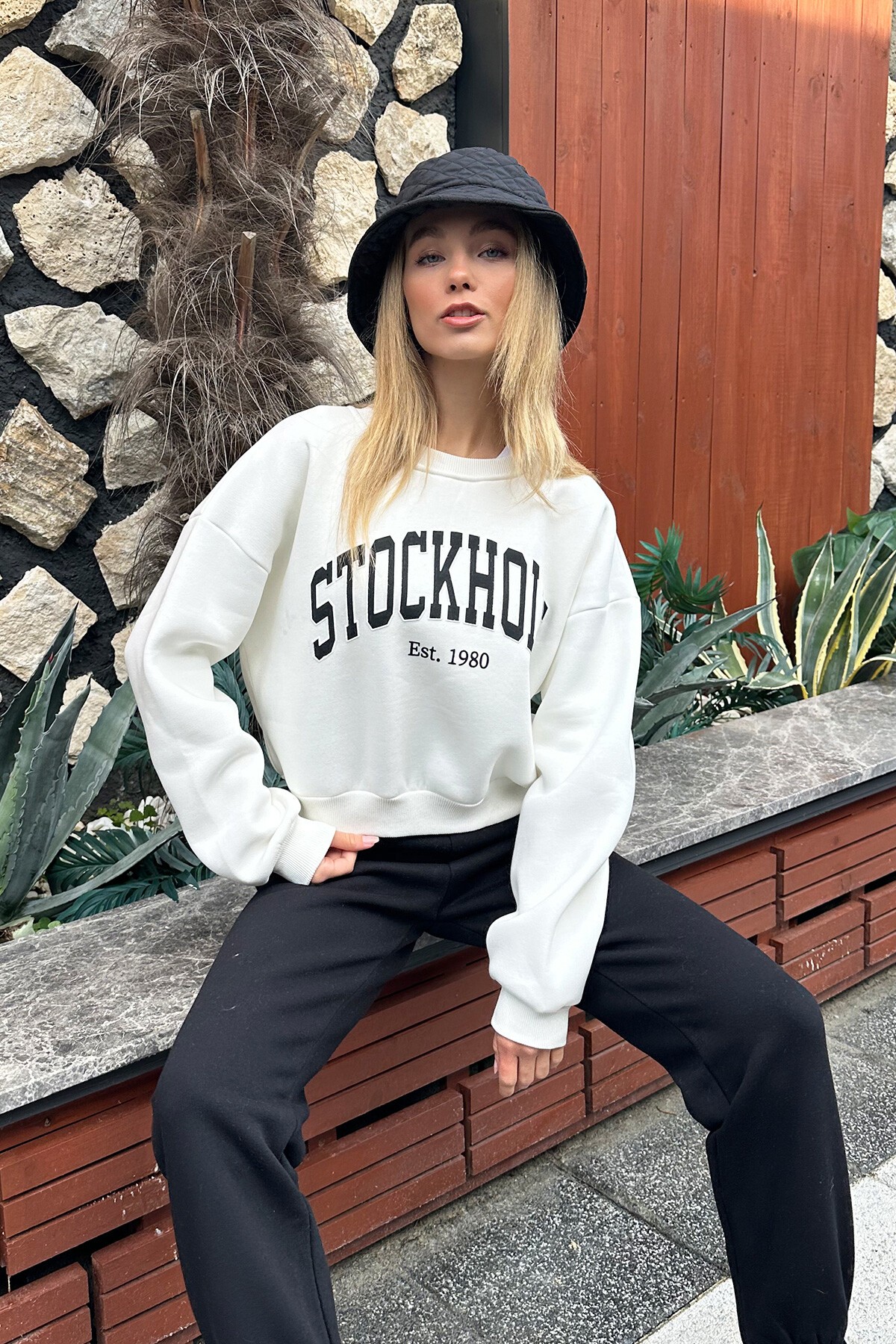 Ekru Bisiklet Yaka Önü Baskılı 3 İplik Şardonlu Crop Sweatshirt