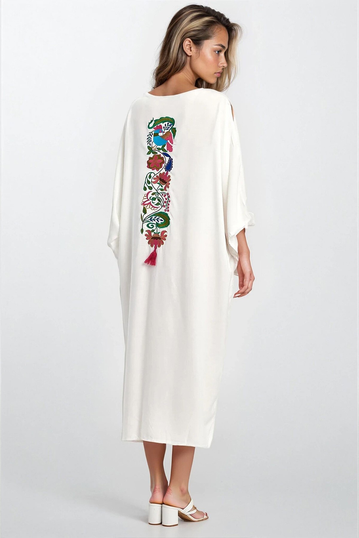 Ekru Çift Cepli Ve Nakışlı Düğmeli Asimetrik Kesim Büyük Beden Elbise