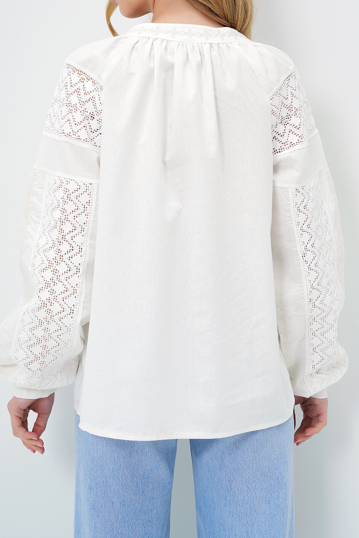 Ekru Derin V Yaka Nakış Ve Güpür Detaylı Balon Kol Keten Bluz