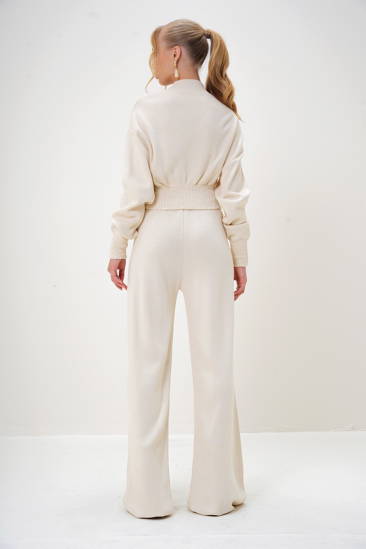 Ekru Dik Yaka Beli Ve Manşetleri Gipeli Triko Crop Kazak Ve Palazzo Pantolon Takım