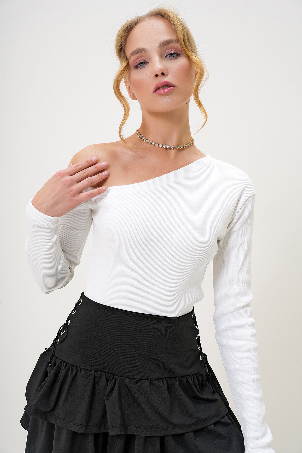 Ekru Kayık Yaka Tek Omuzu Açık Kaşkorse Bluz