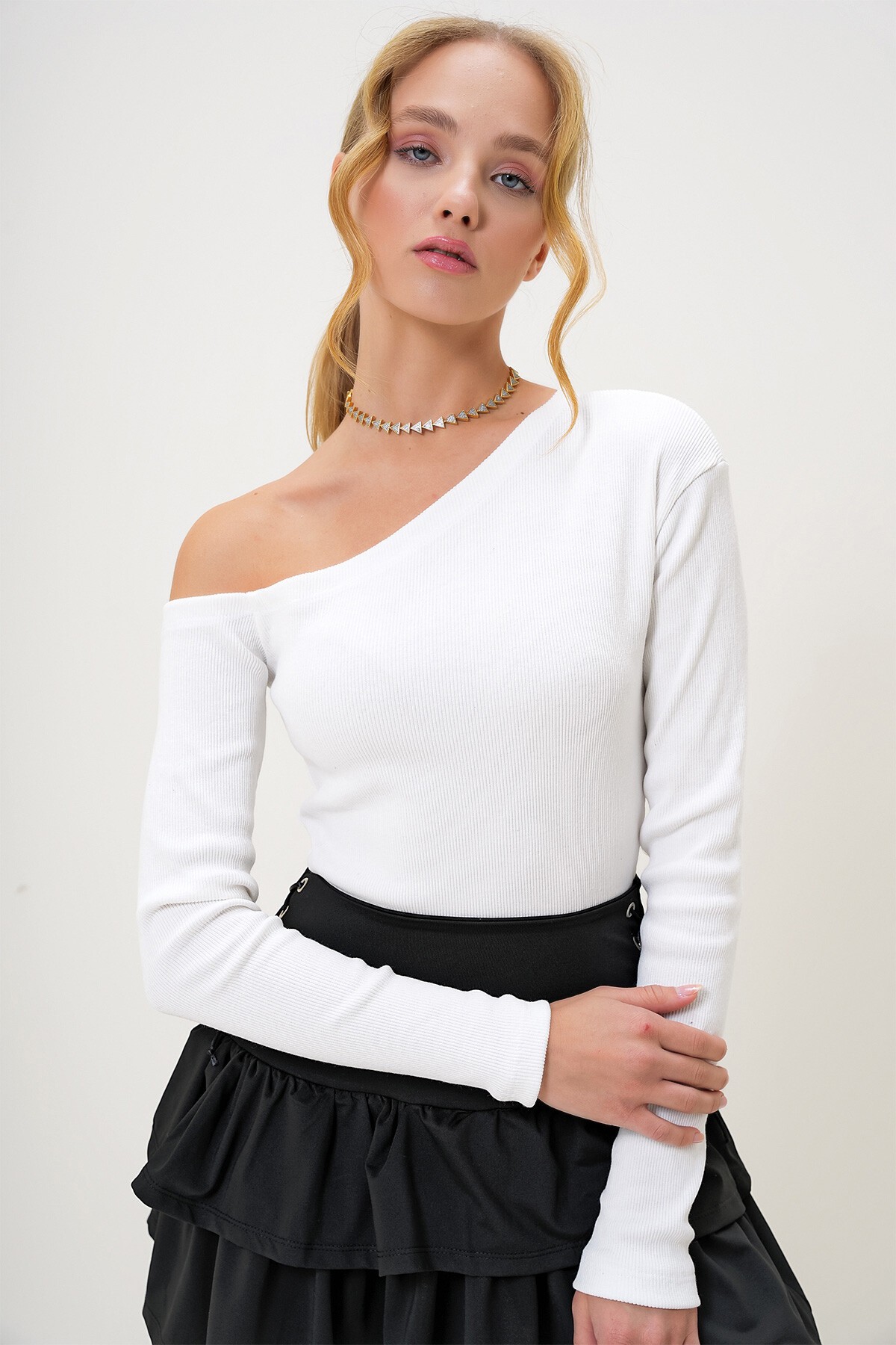 Ekru Kayık Yaka Tek Omuzu Açık Kaşkorse Bluz