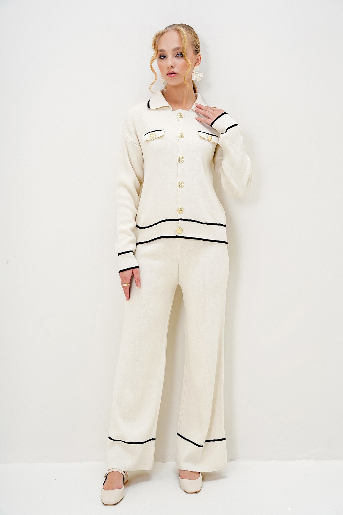 Ekru Polo Yaka Gold Düğme Detaylı Triko Hırka Ve Pantolon Takım