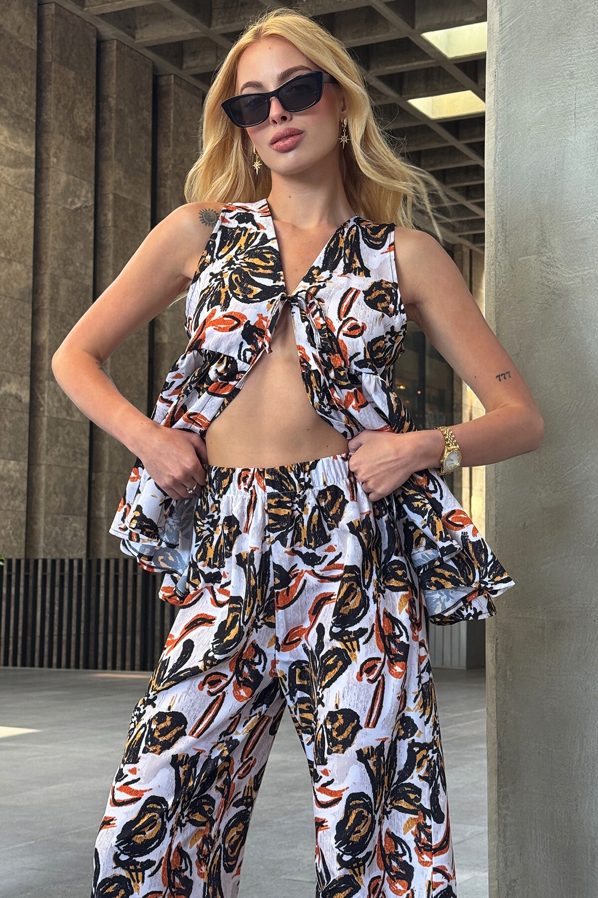 Ekru-Siyah Bağlama Detaylı Bluz Ve Beli Lastikli Palazzo Pantolon Çiçek Desenli Takım