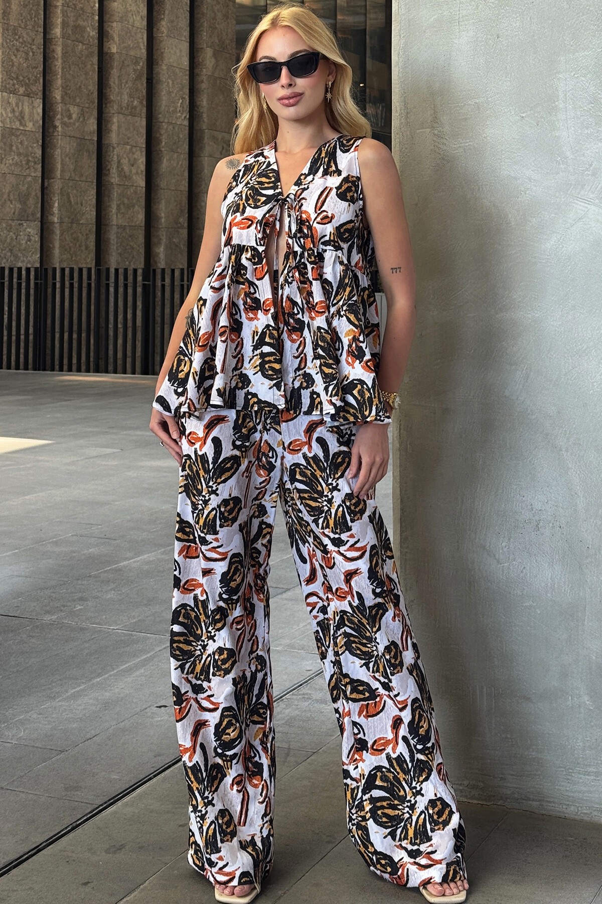 Ekru-Siyah Bağlama Detaylı Bluz Ve Beli Lastikli Palazzo Pantolon Çiçek Desenli Takım