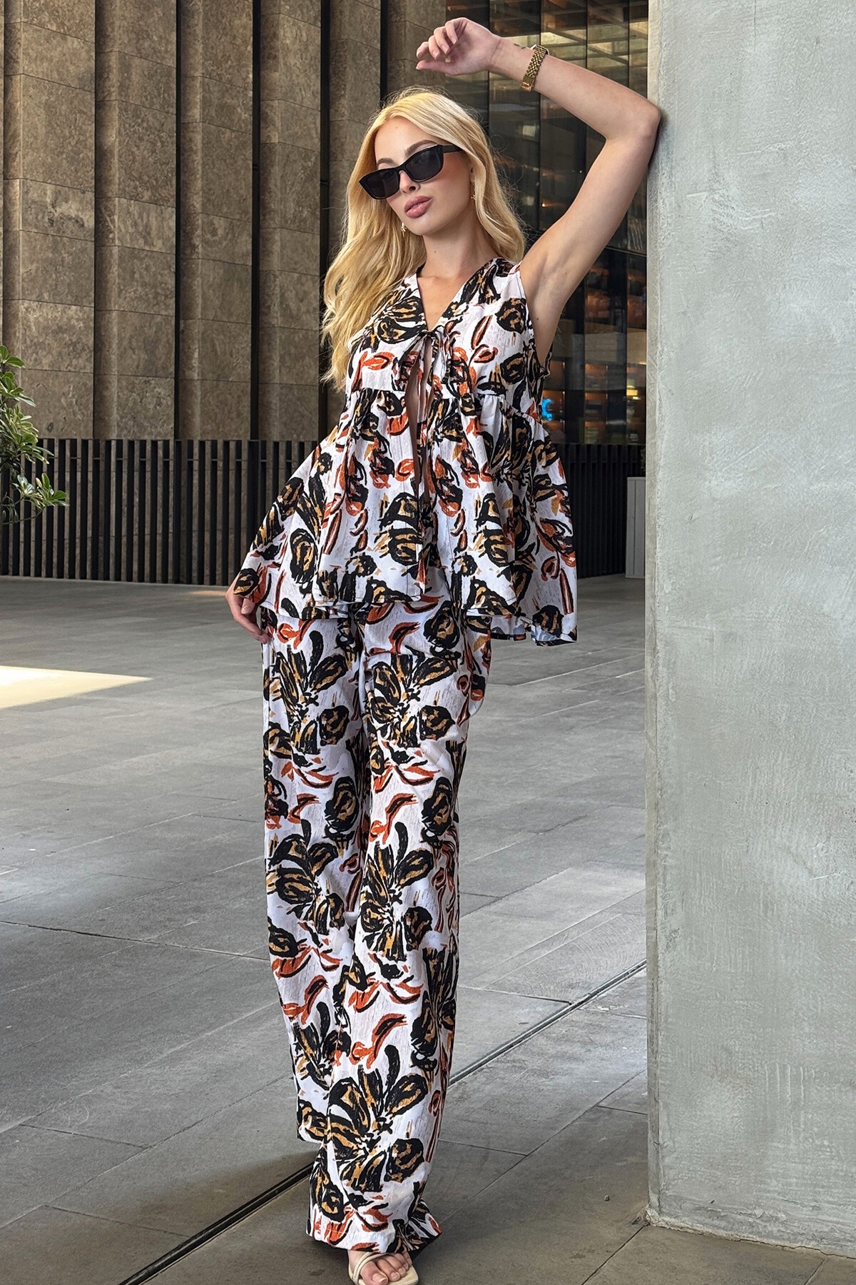 Ekru-Siyah Bağlama Detaylı Bluz Ve Beli Lastikli Palazzo Pantolon Çiçek Desenli Takım