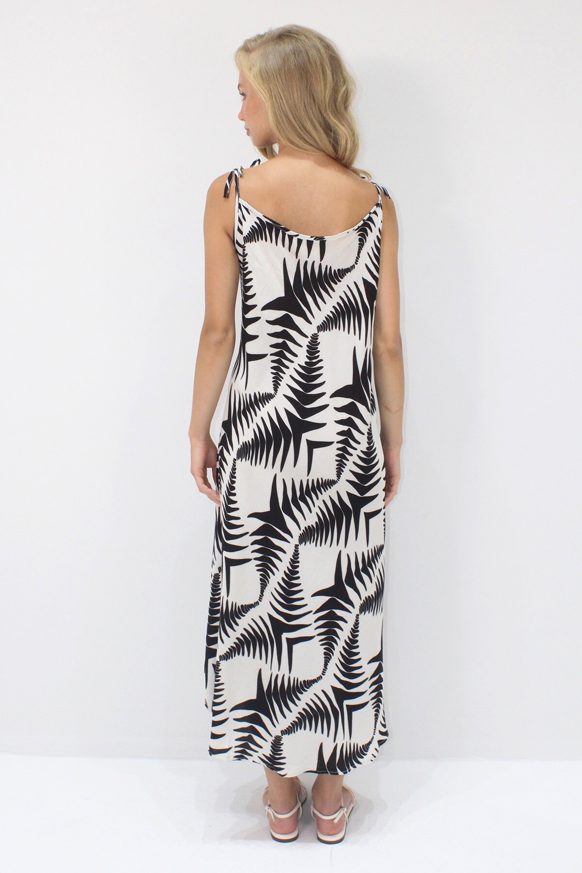 Ekru Siyah İp Askılı Çok Renkli Midi Boy Dokuma Viskon Elbise