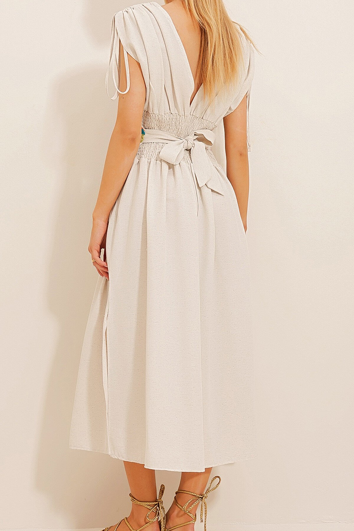 Ekru V Yaka Beli Tığ İşi Keten Elbise
