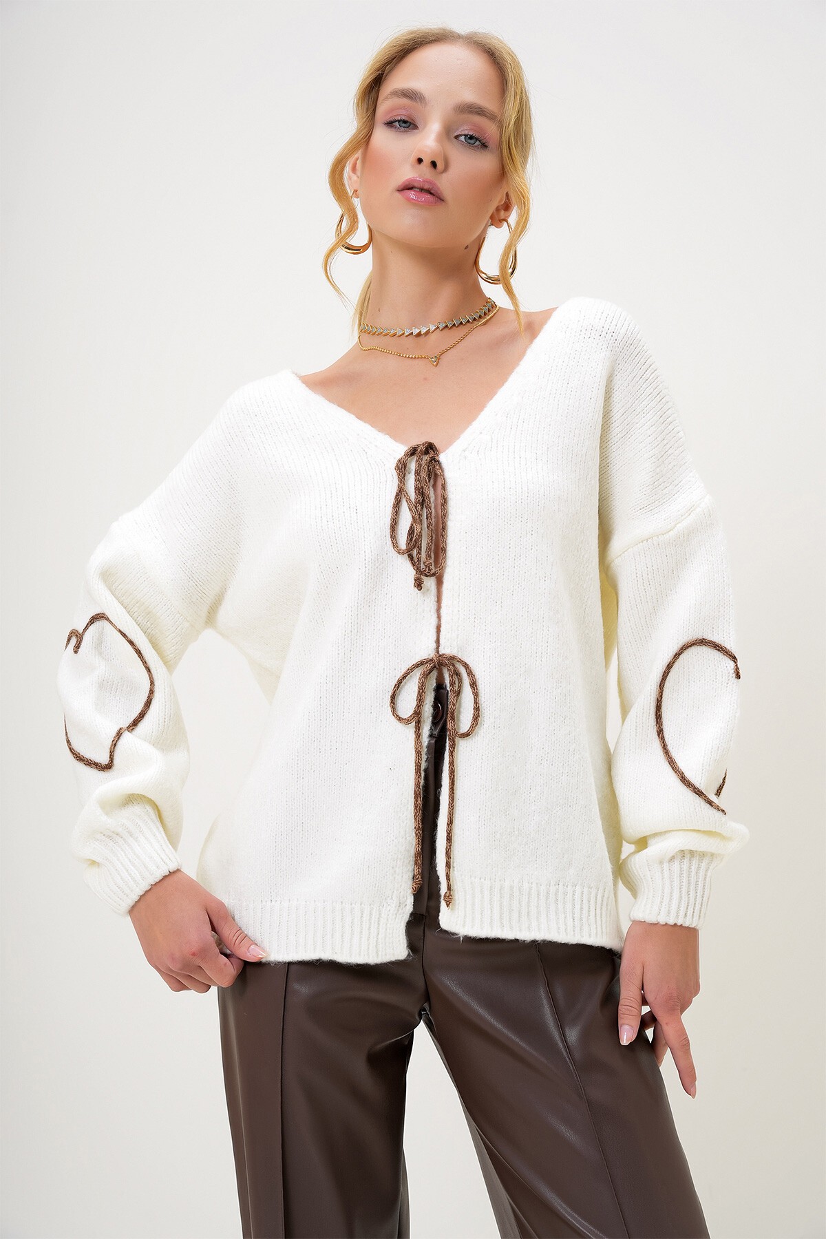 Ekru V Yaka Önden Bağlamalı Kolu Kordon İşlemeli Triko