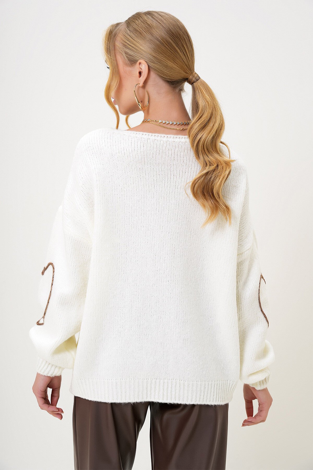 Ekru V Yaka Önden Bağlamalı Kolu Kordon İşlemeli Triko