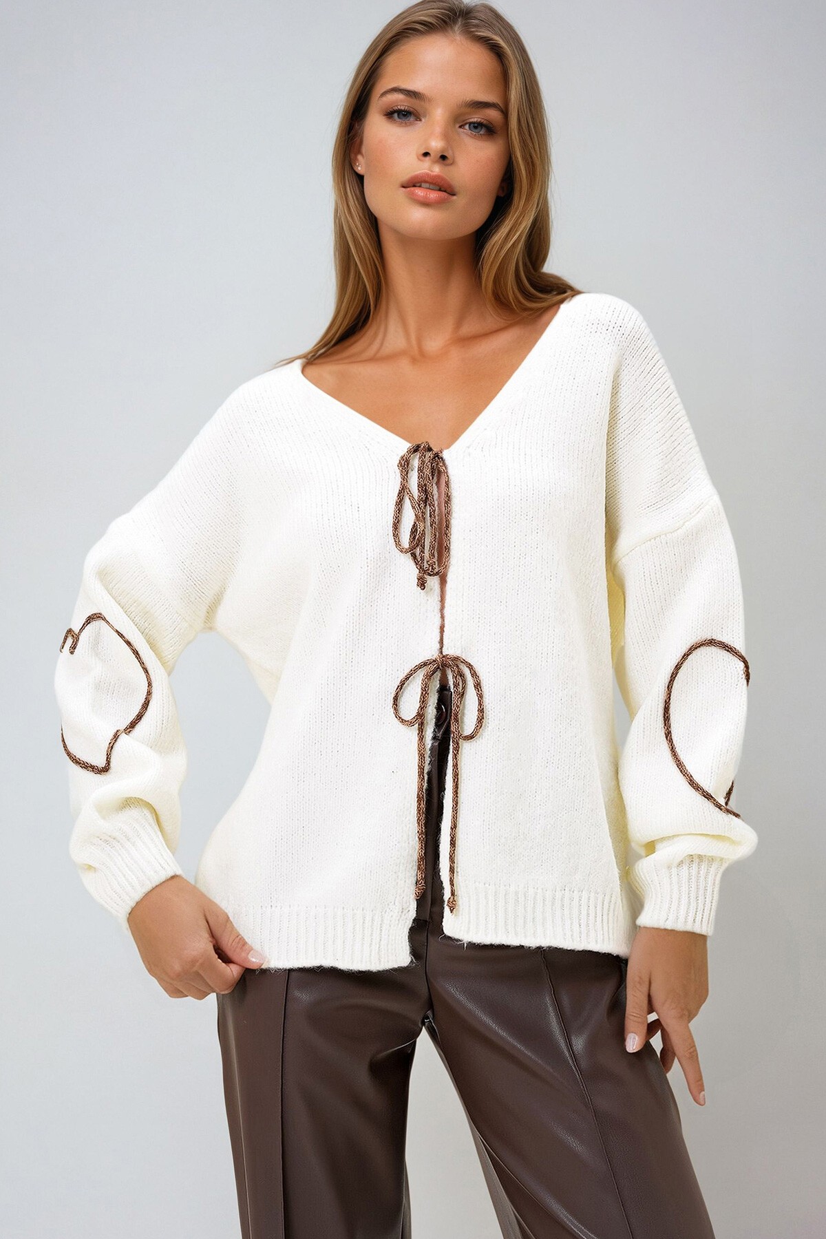 Ekru V Yaka Önden Bağlamalı Kolu Kordon İşlemeli Triko
