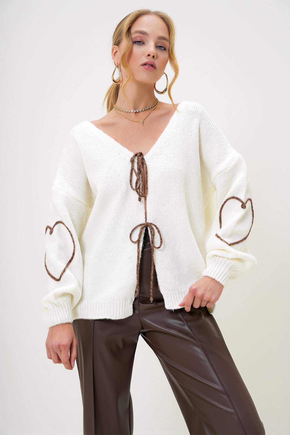 Ekru V Yaka Önden Bağlamalı Kolu Kordon İşlemeli Triko