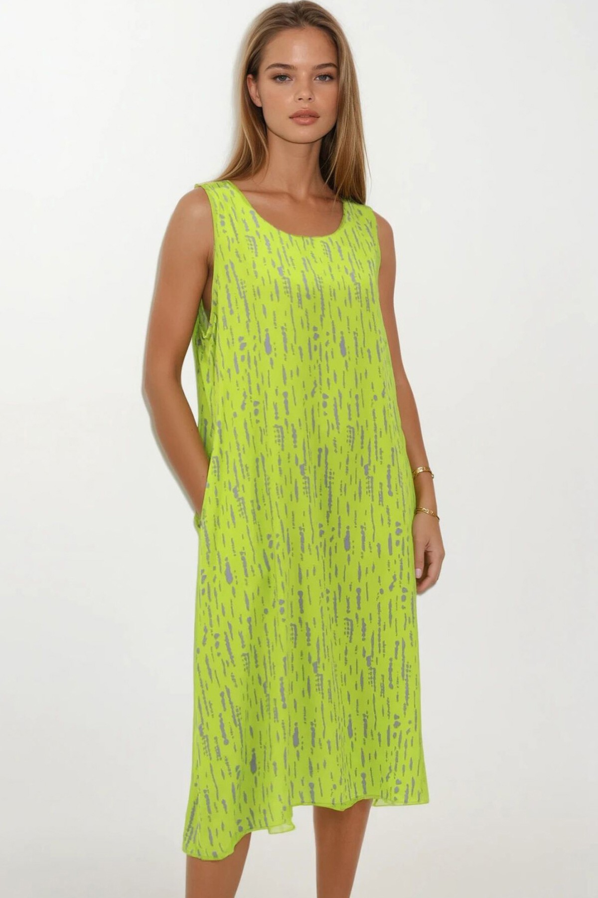 Fıstık Yeşili Desenli Çift Cepli Kolsuz Rahat Kesim Elbise