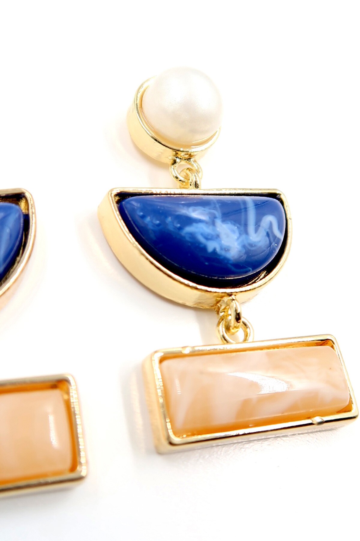 Gold Asimetrik Şekilli Mineli İnci Detaylı Küpe