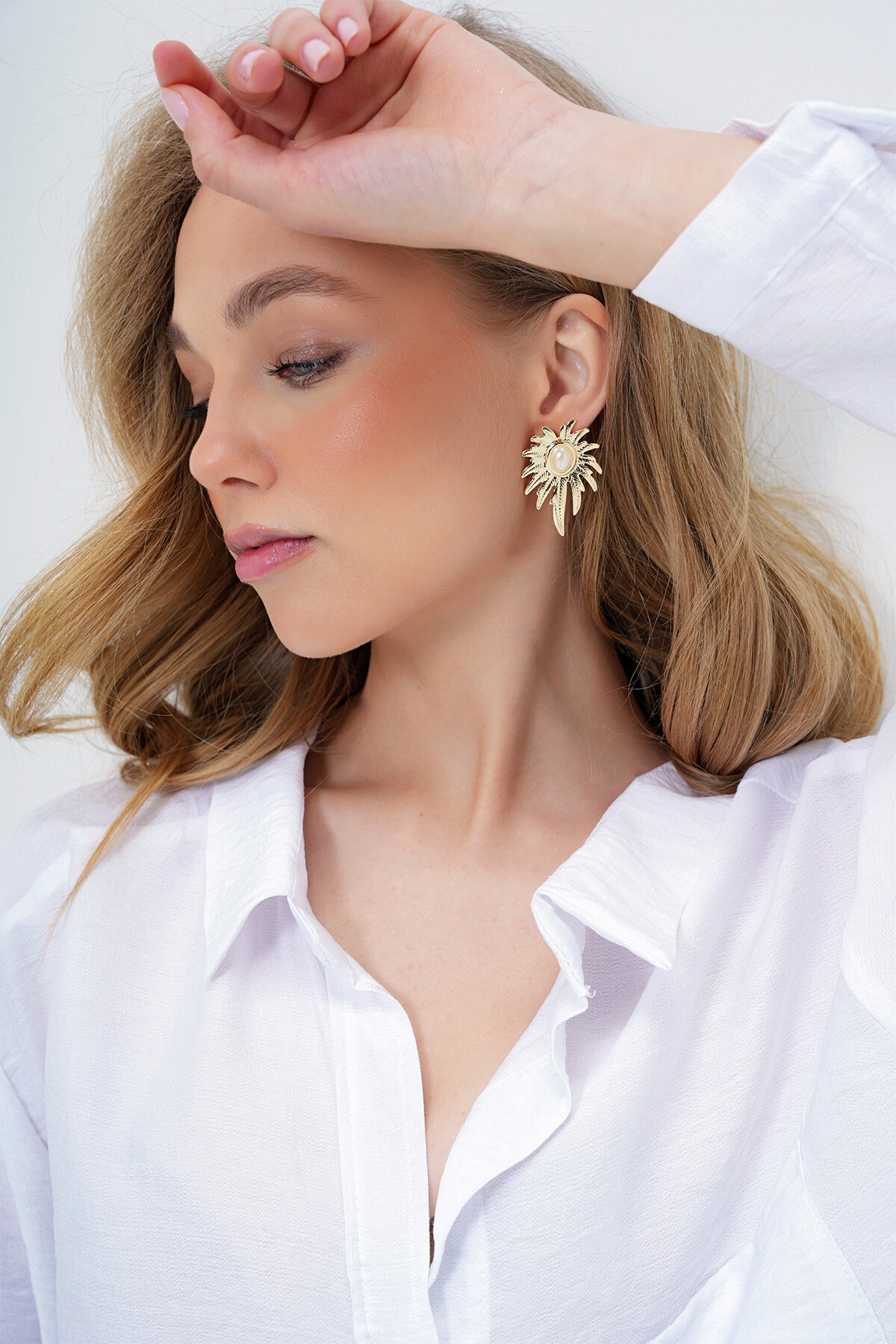 Gold Çelik Plakalı İnci Detaylı Saçak Küpe