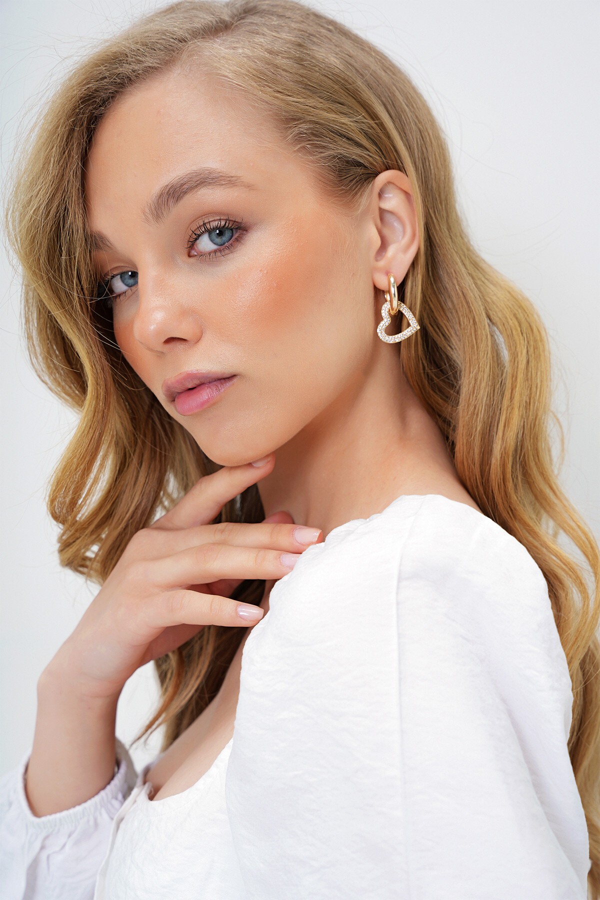 Gold Zirkon Taşlı Kalpli Tasarım Sallantı Küpe