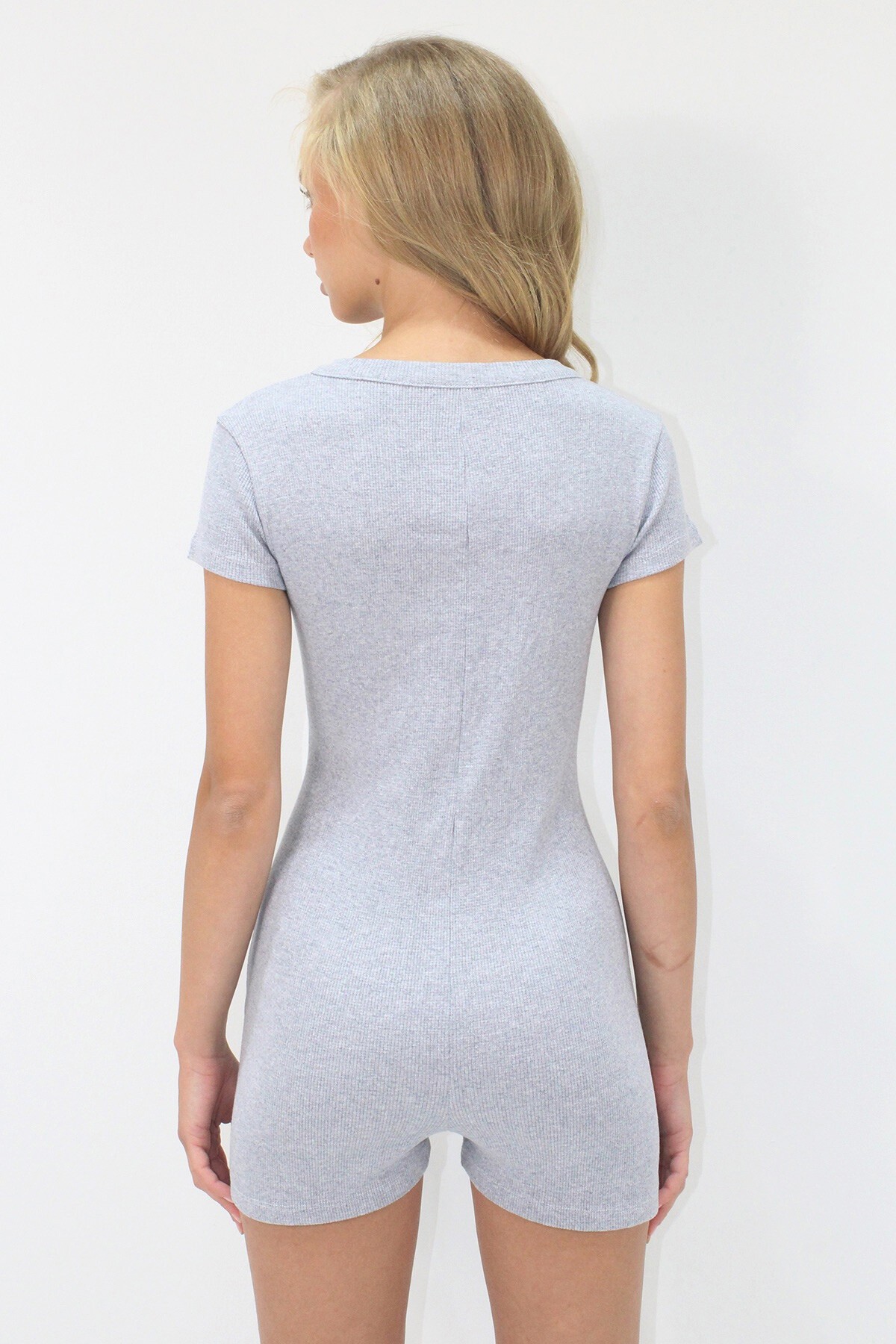 Gri Bisiklet Yaka Önü Düğmeli Kendinden Desenli Şort Pijama Tulum