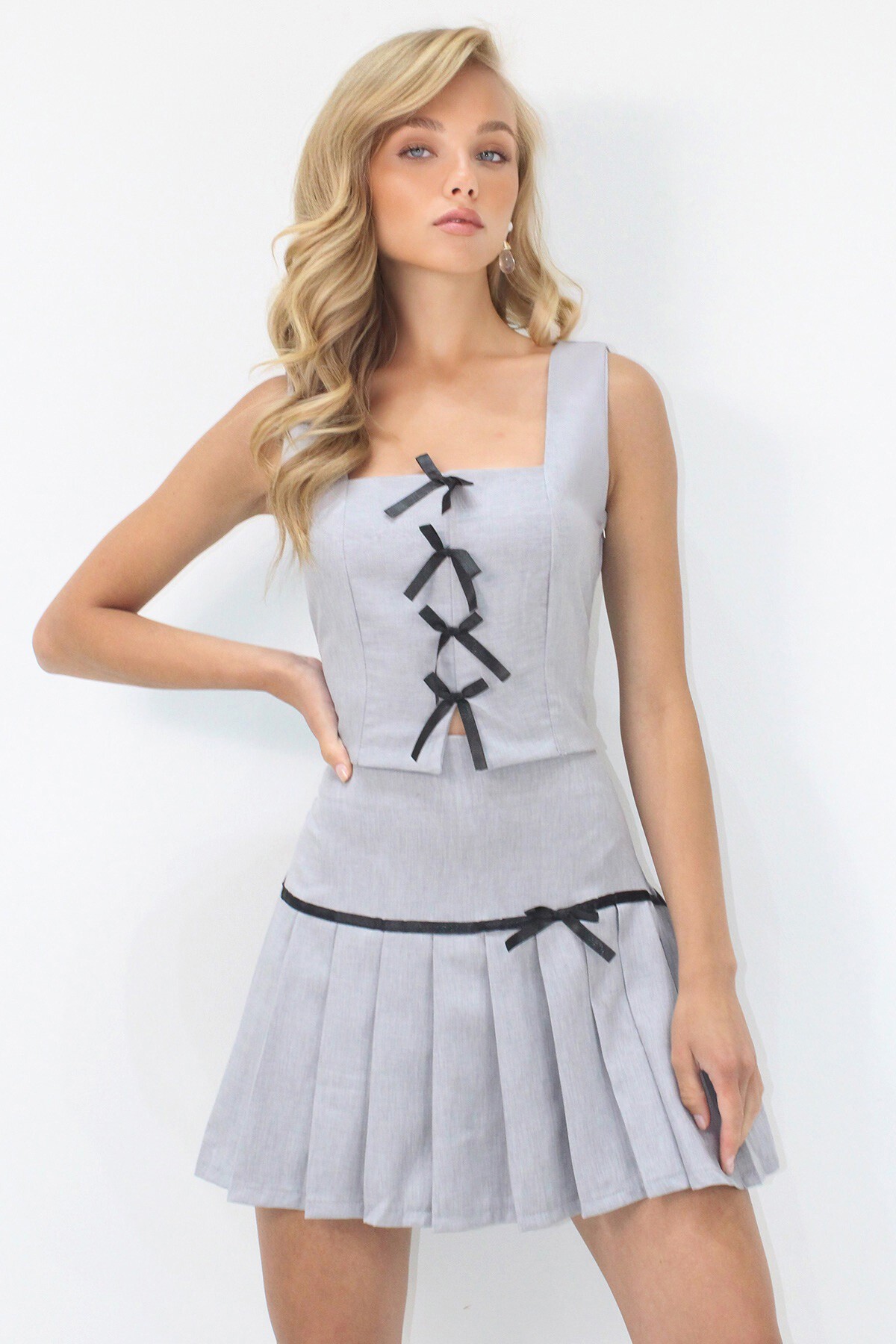 Gri Kare Yaka Gizli Fermuarlı Dokuma Crop Bluz Ve Piliseli Eteklli Takım