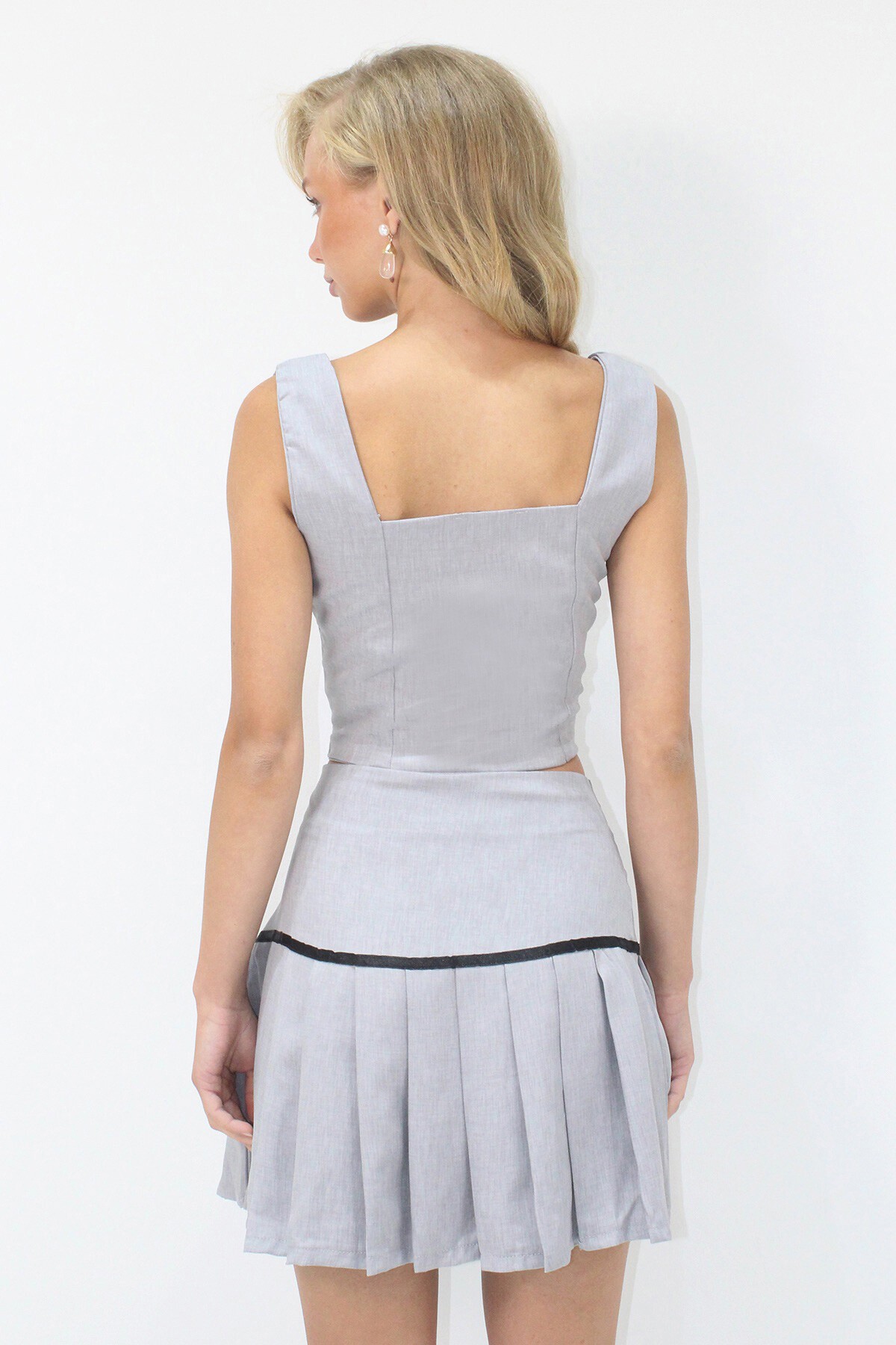 Gri Kare Yaka Gizli Fermuarlı Dokuma Crop Bluz Ve Piliseli Eteklli Takım